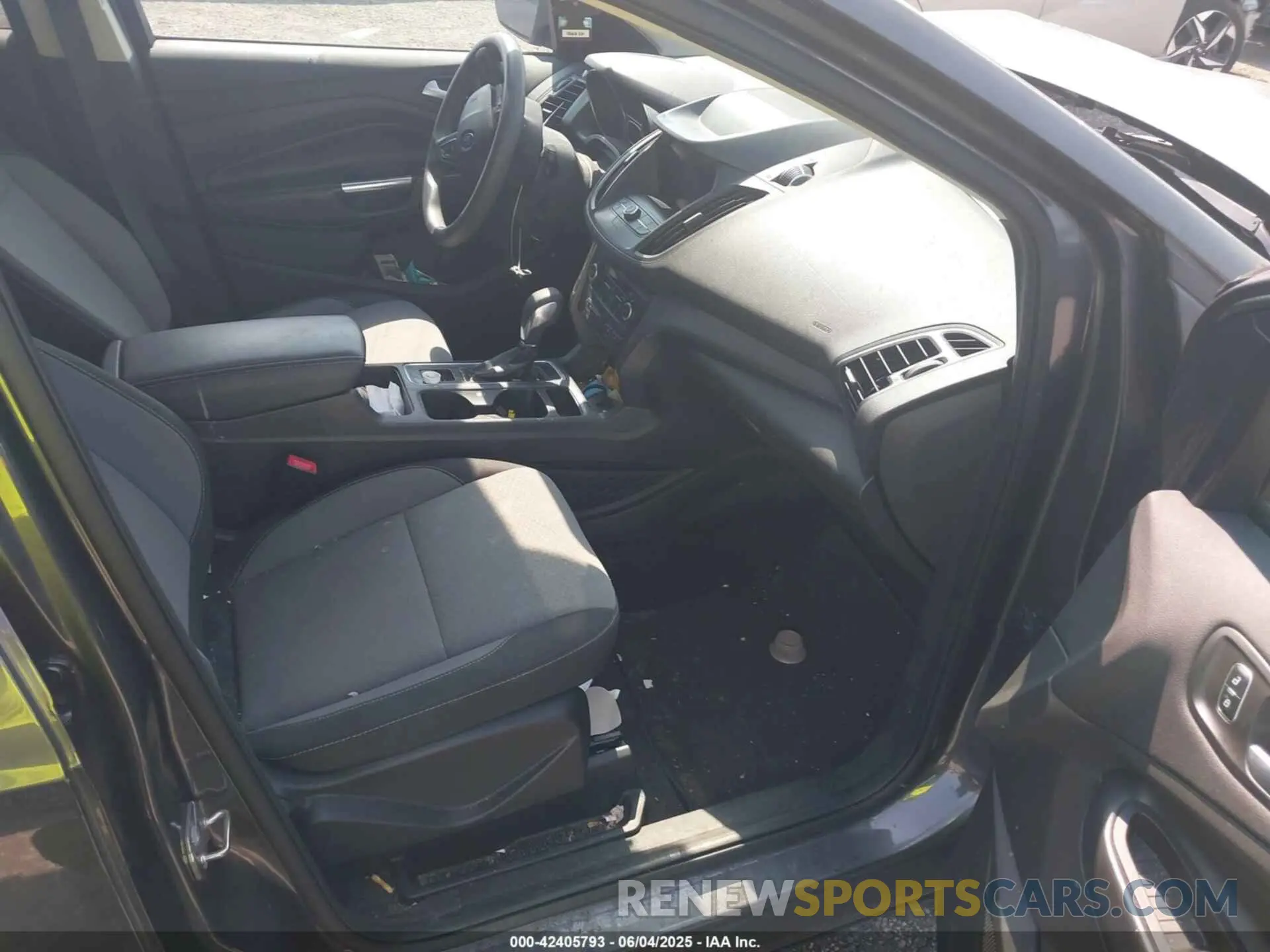 5 Photograph of a damaged car 1FMCU9GD2KUB21957 FORD ESCAPE 2019