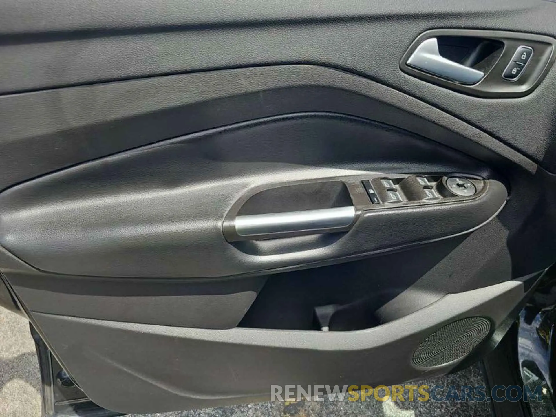 5 Photograph of a damaged car 1FMCU9GD2KUB65151 FORD ESCAPE 2019