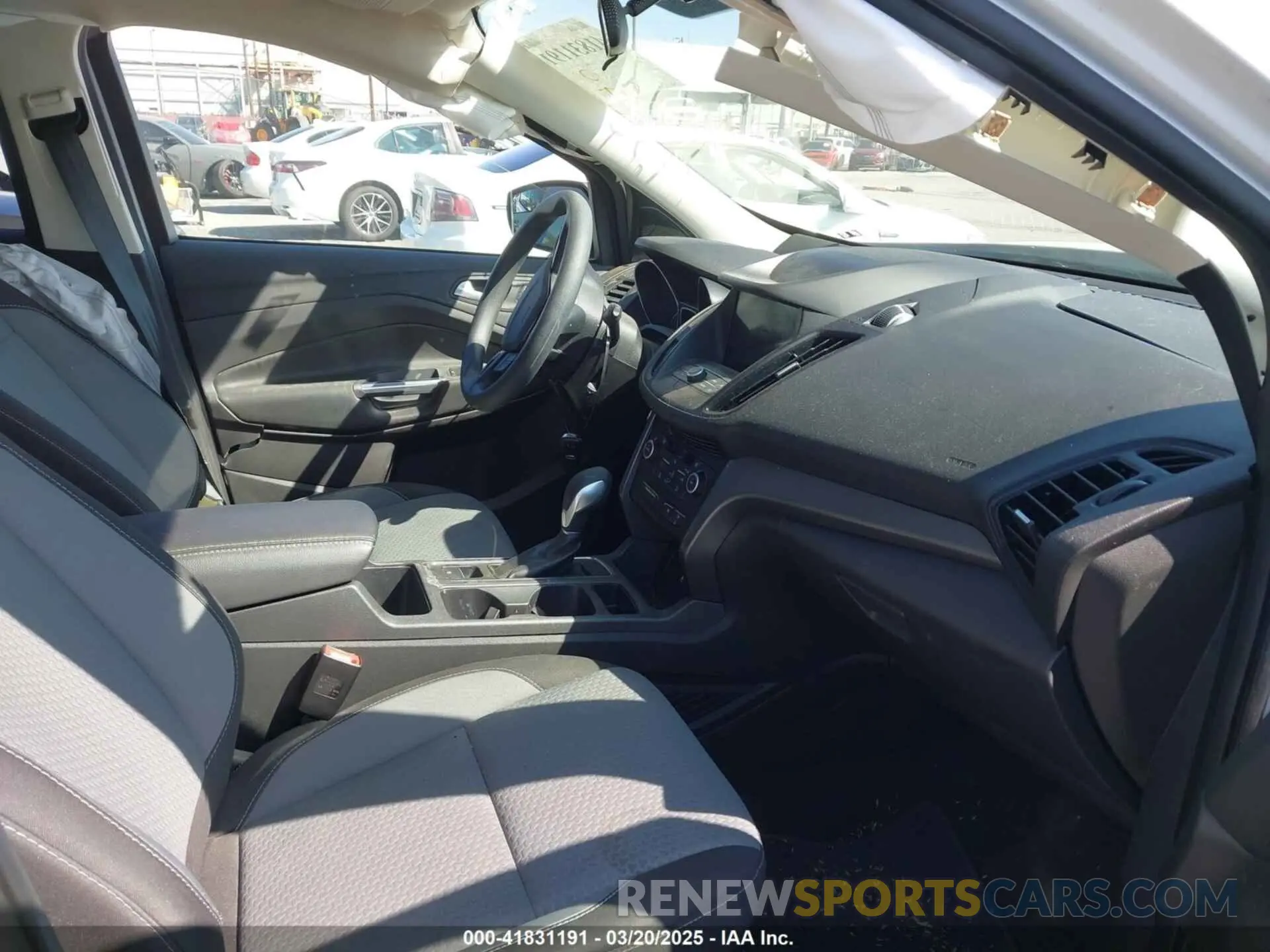 1 Photograph of a damaged car 1FMCU9GD2KUC07284 FORD ESCAPE 2019