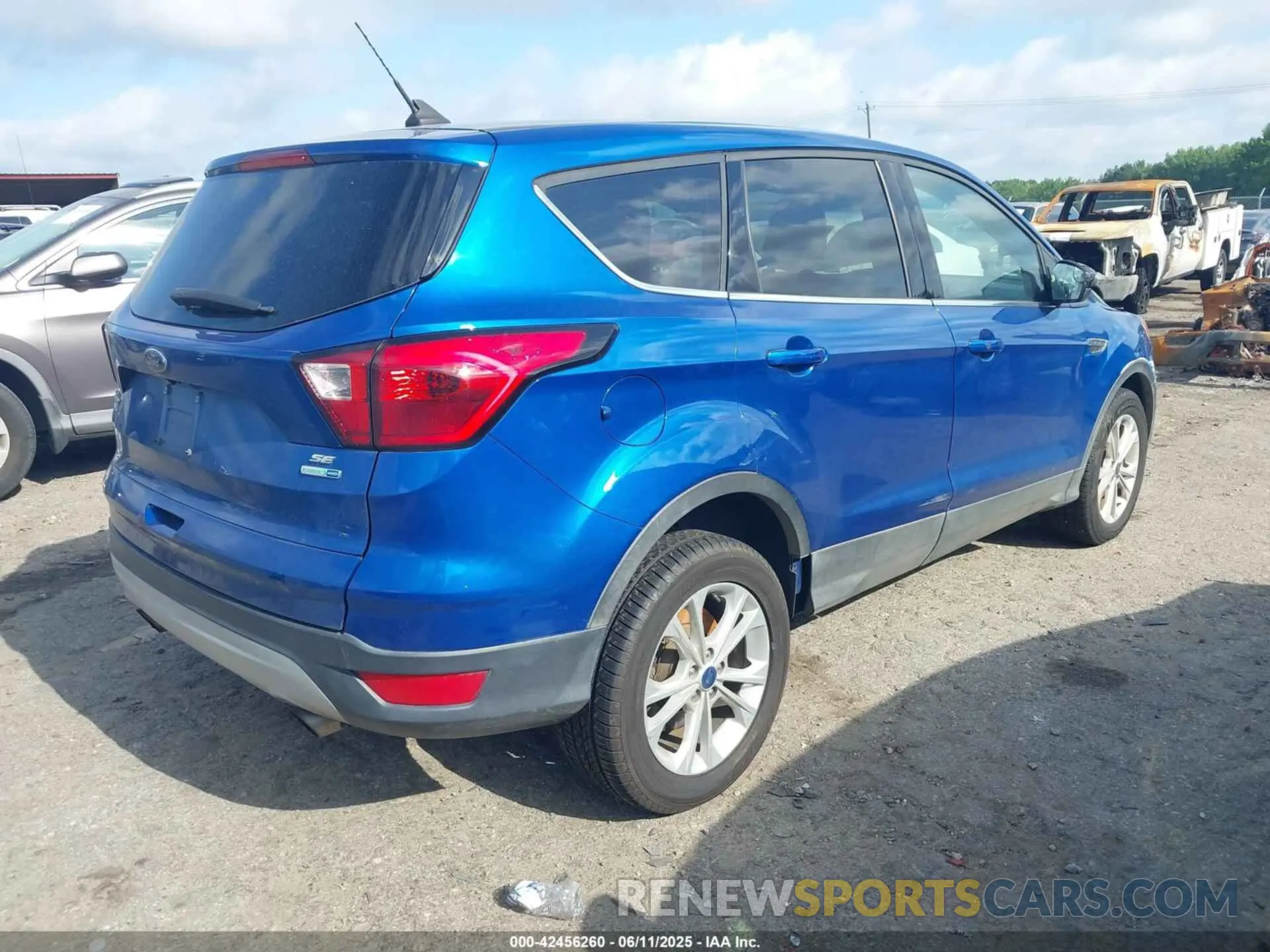 4 Photograph of a damaged car 1FMCU9GD3KUA29305 FORD ESCAPE 2019