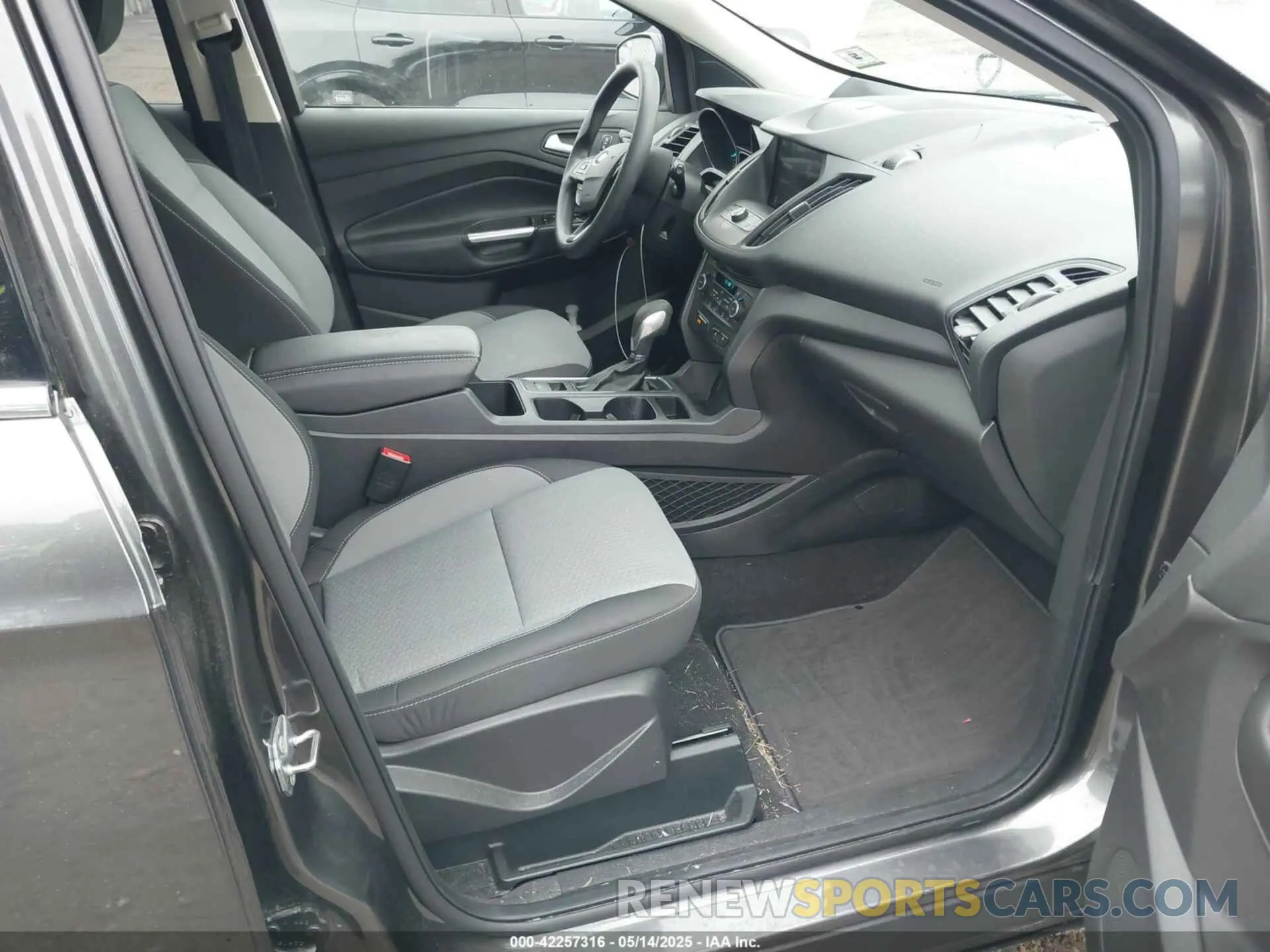 5 Photograph of a damaged car 1FMCU9GD3KUA67083 FORD ESCAPE 2019