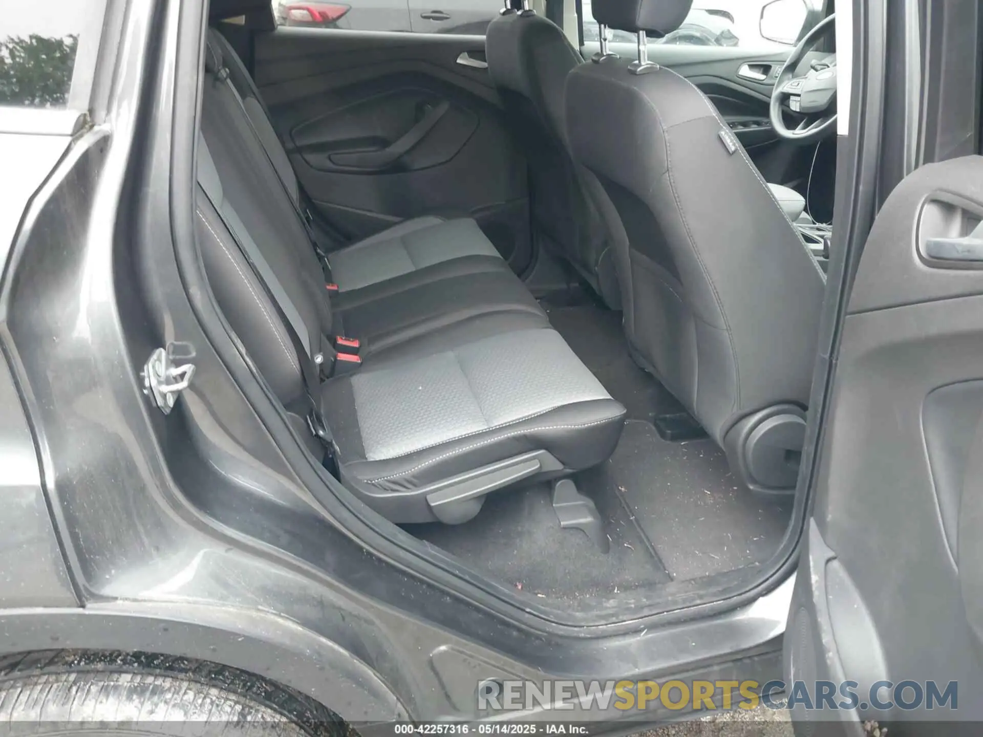 8 Photograph of a damaged car 1FMCU9GD3KUA67083 FORD ESCAPE 2019