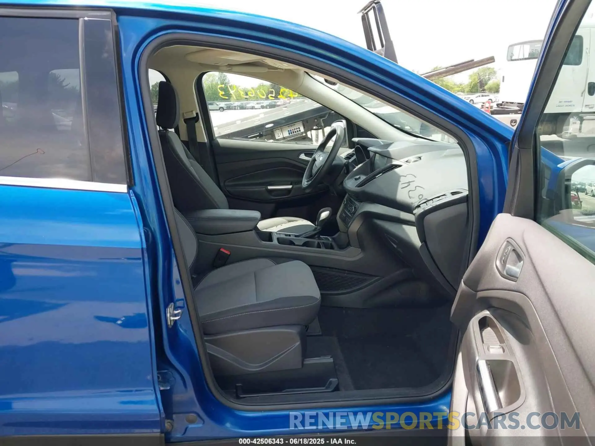 5 Photograph of a damaged car 1FMCU9GD3KUA98088 FORD ESCAPE 2019
