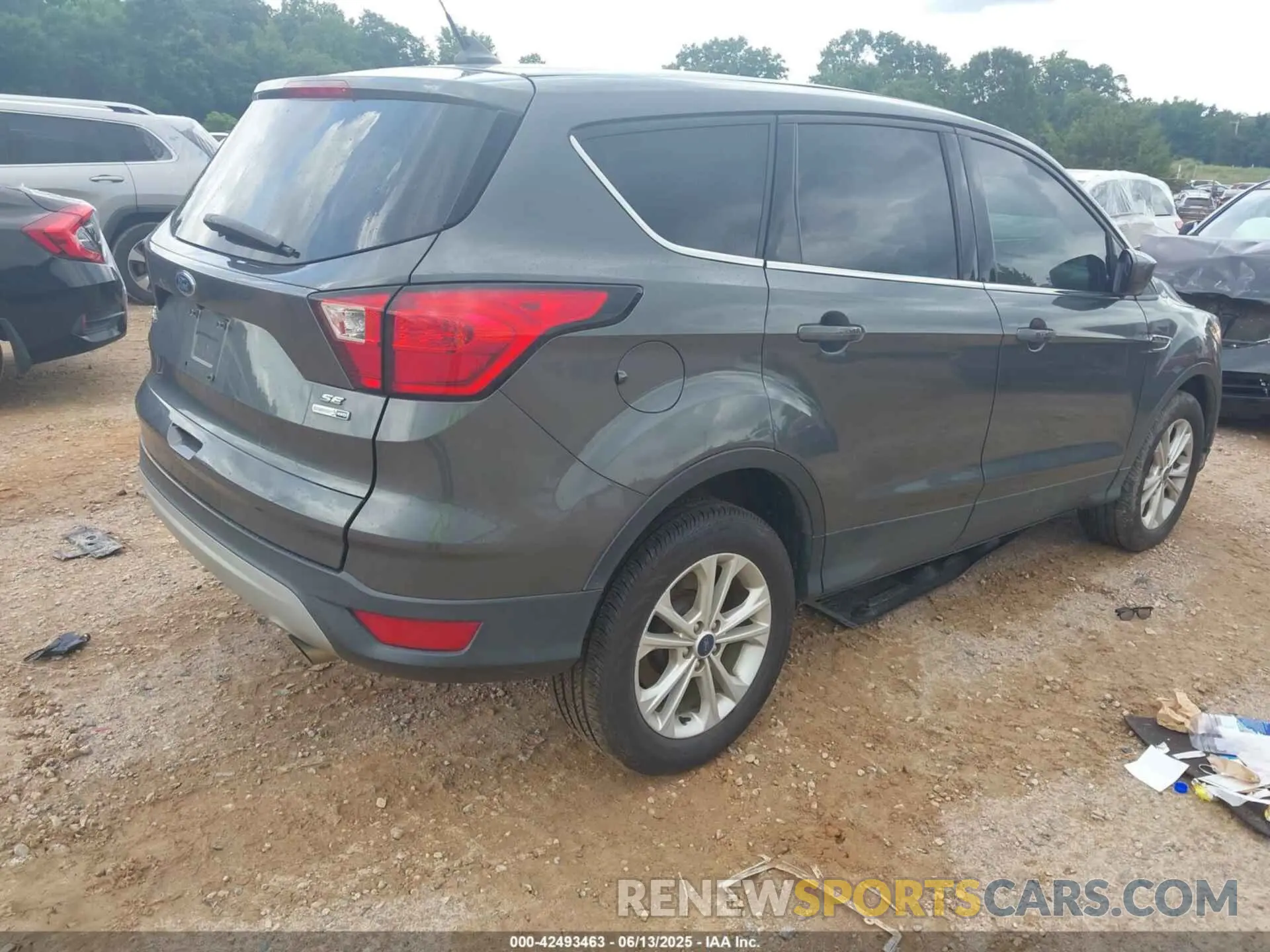 4 Photograph of a damaged car 1FMCU9GD3KUB11566 FORD ESCAPE 2019