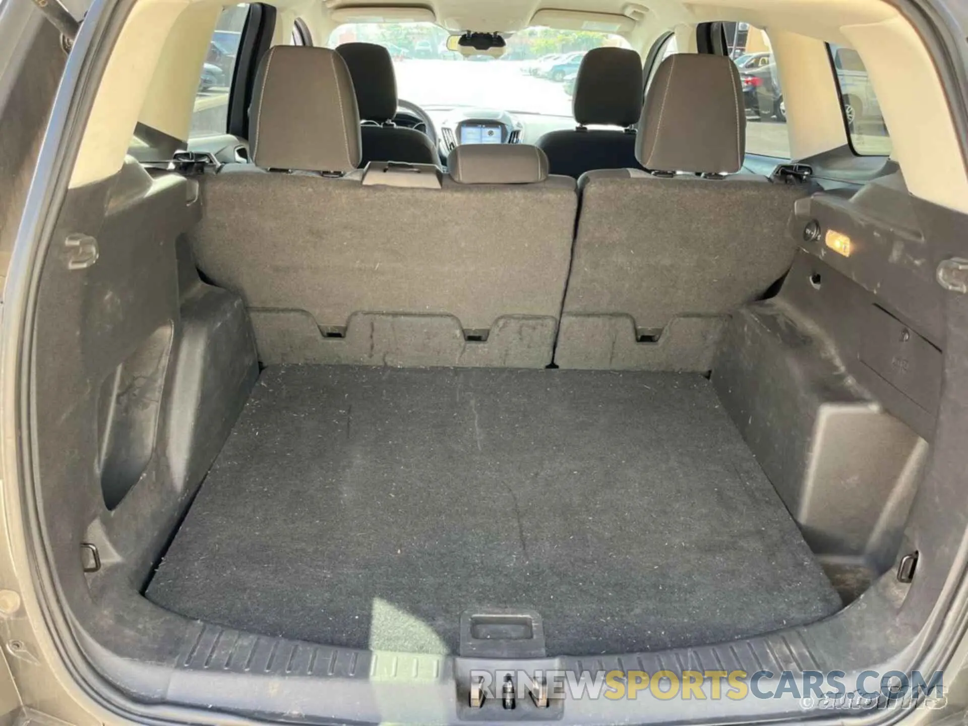 4 Photograph of a damaged car 1FMCU9GD3KUB33437 FORD ESCAPE 2019