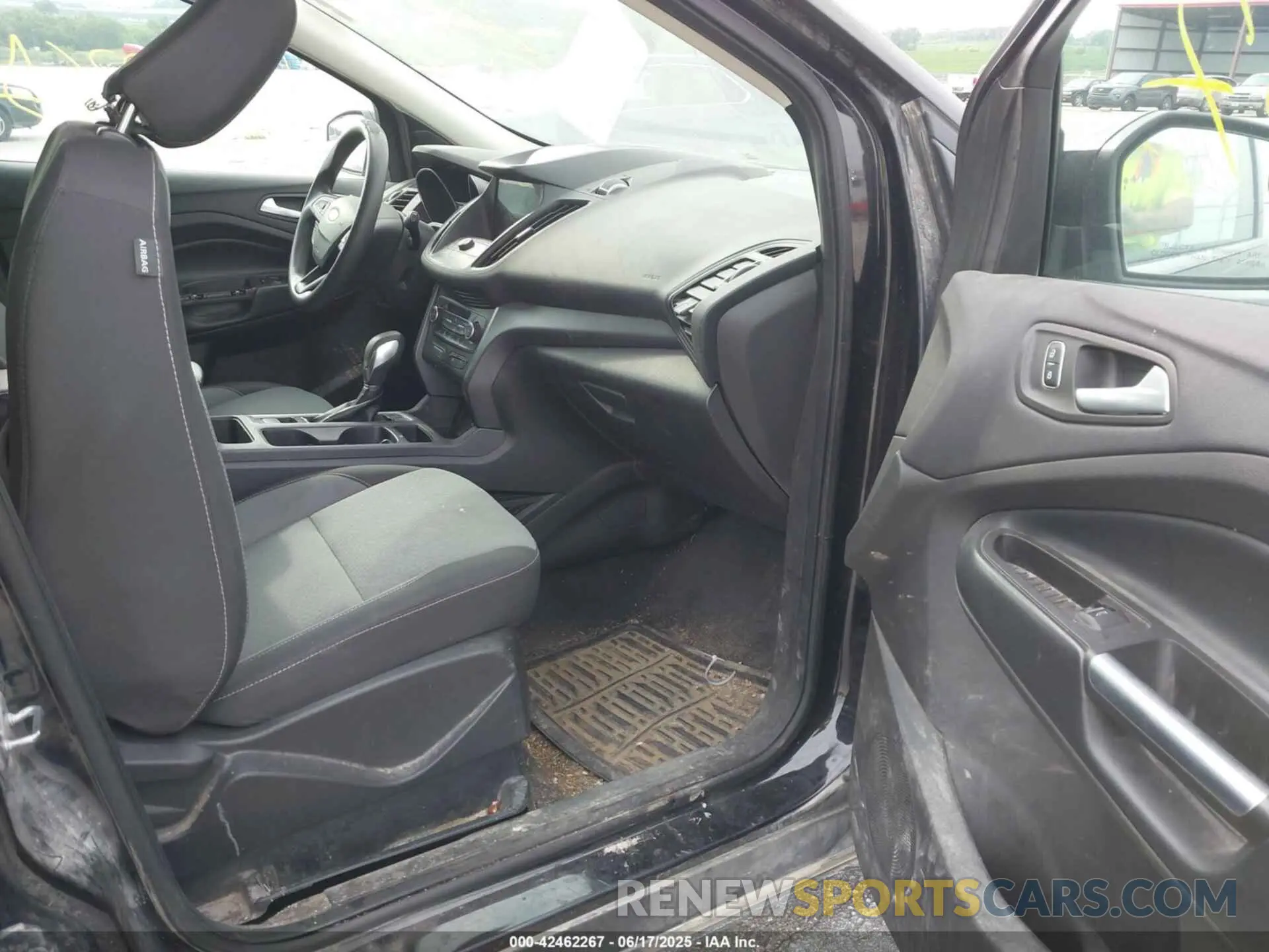 5 Photograph of a damaged car 1FMCU9GD4KUA00833 FORD ESCAPE 2019