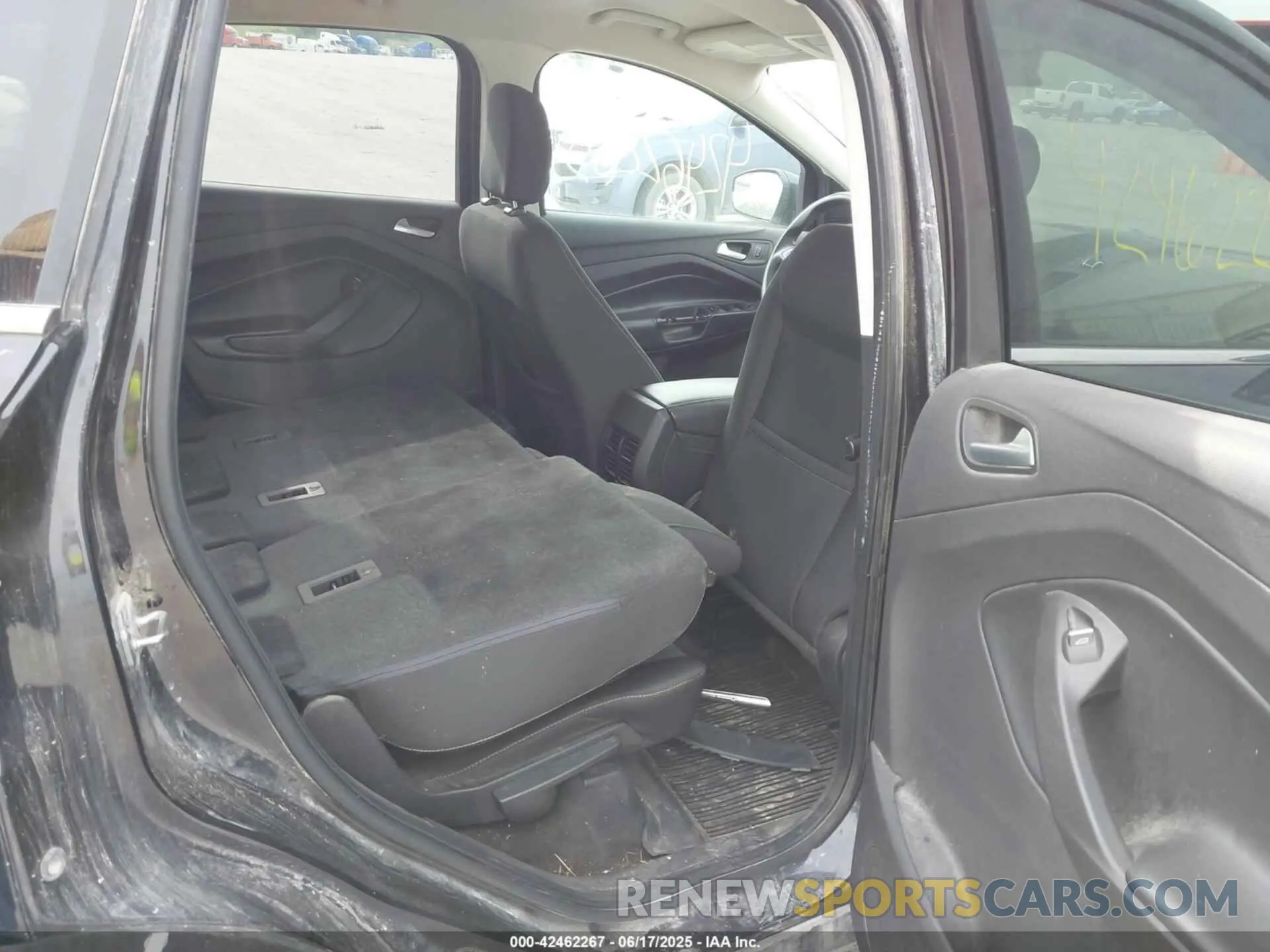 8 Photograph of a damaged car 1FMCU9GD4KUA00833 FORD ESCAPE 2019