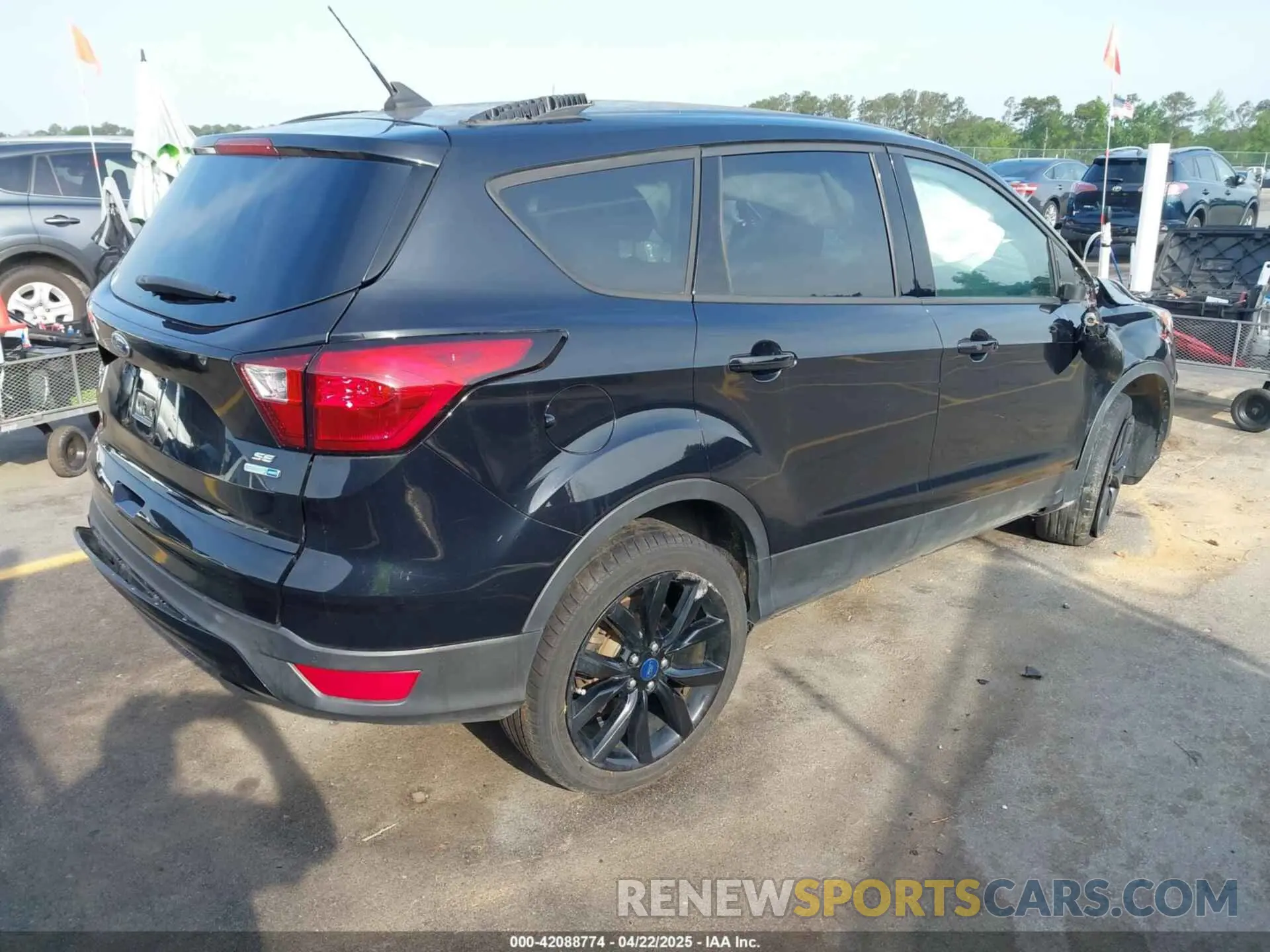4 Photograph of a damaged car 1FMCU9GD4KUA06714 FORD ESCAPE 2019