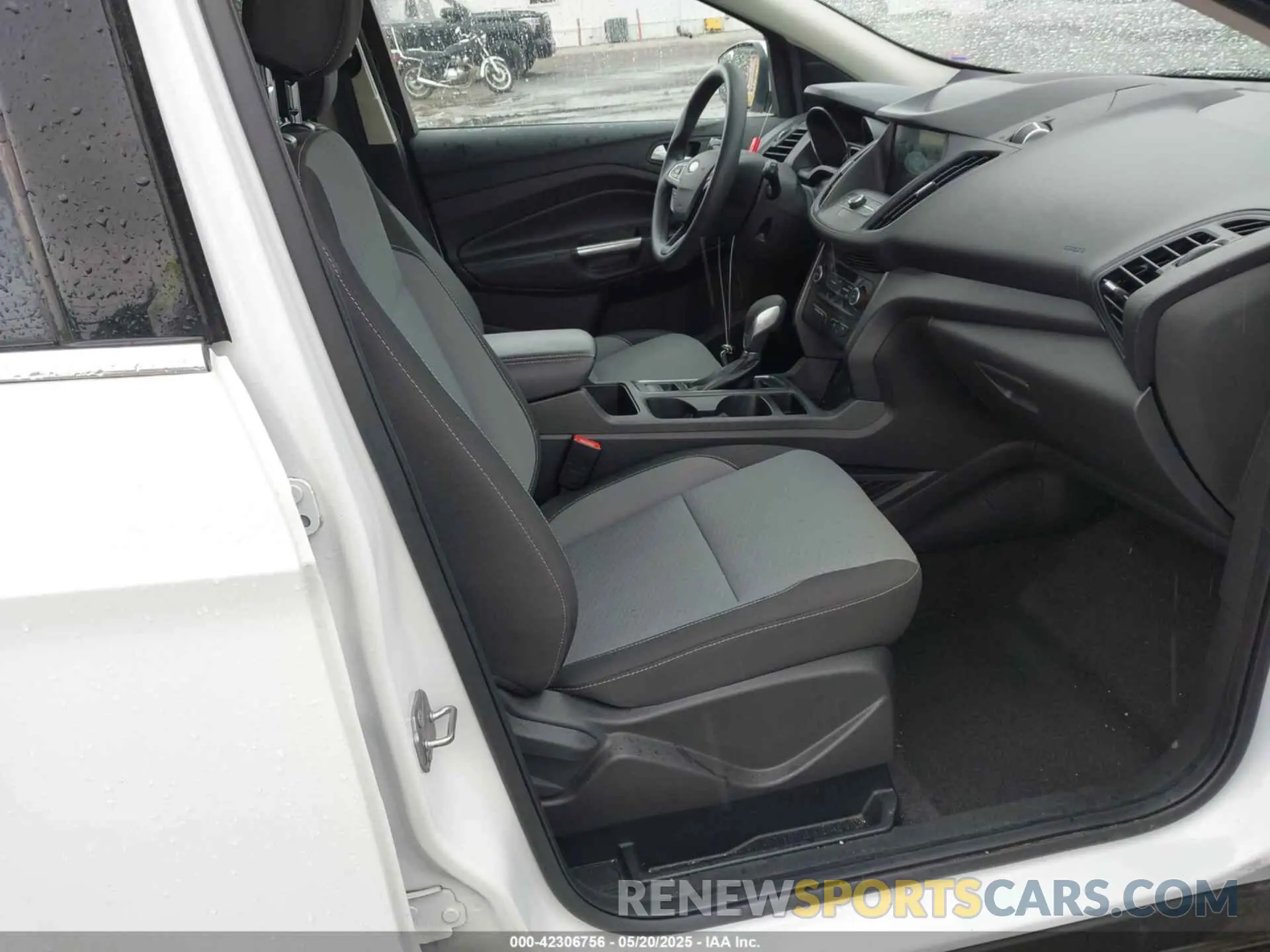 5 Photograph of a damaged car 1FMCU9GD4KUA65732 FORD ESCAPE 2019