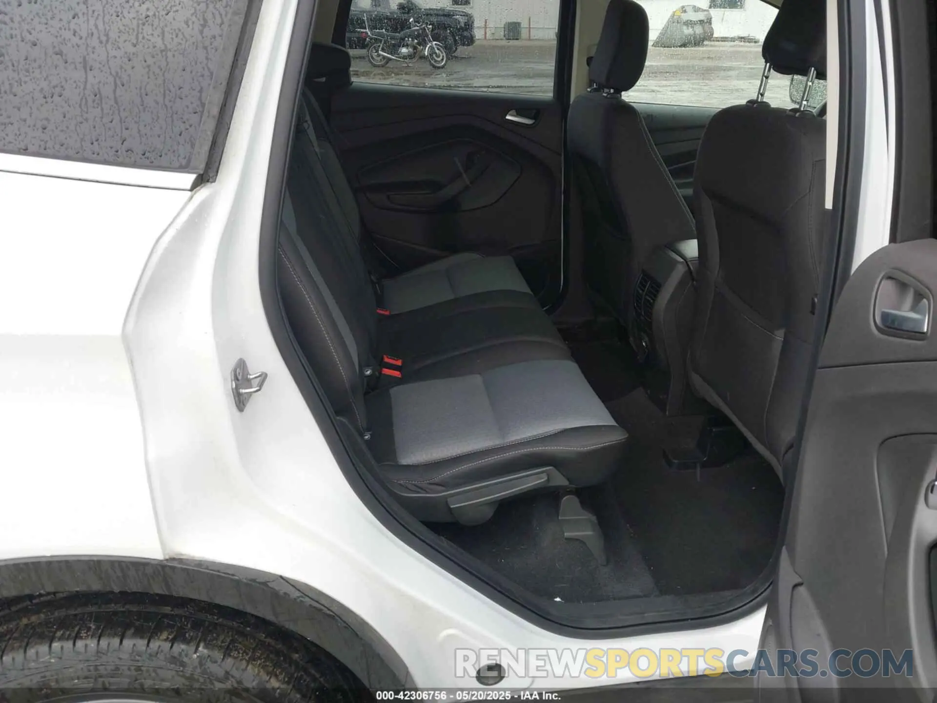 8 Photograph of a damaged car 1FMCU9GD4KUA65732 FORD ESCAPE 2019