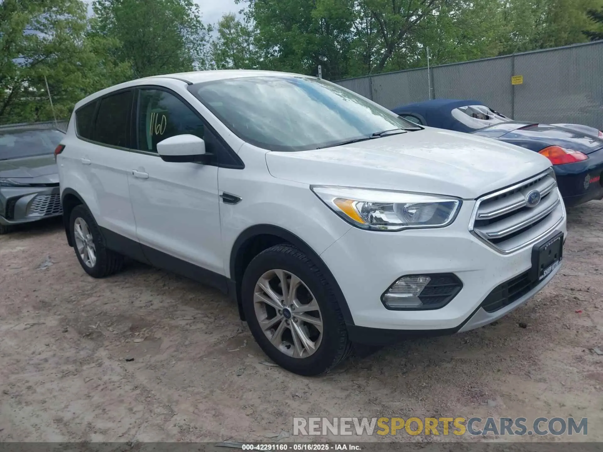 1 Photograph of a damaged car 1FMCU9GD4KUB31356 FORD ESCAPE 2019
