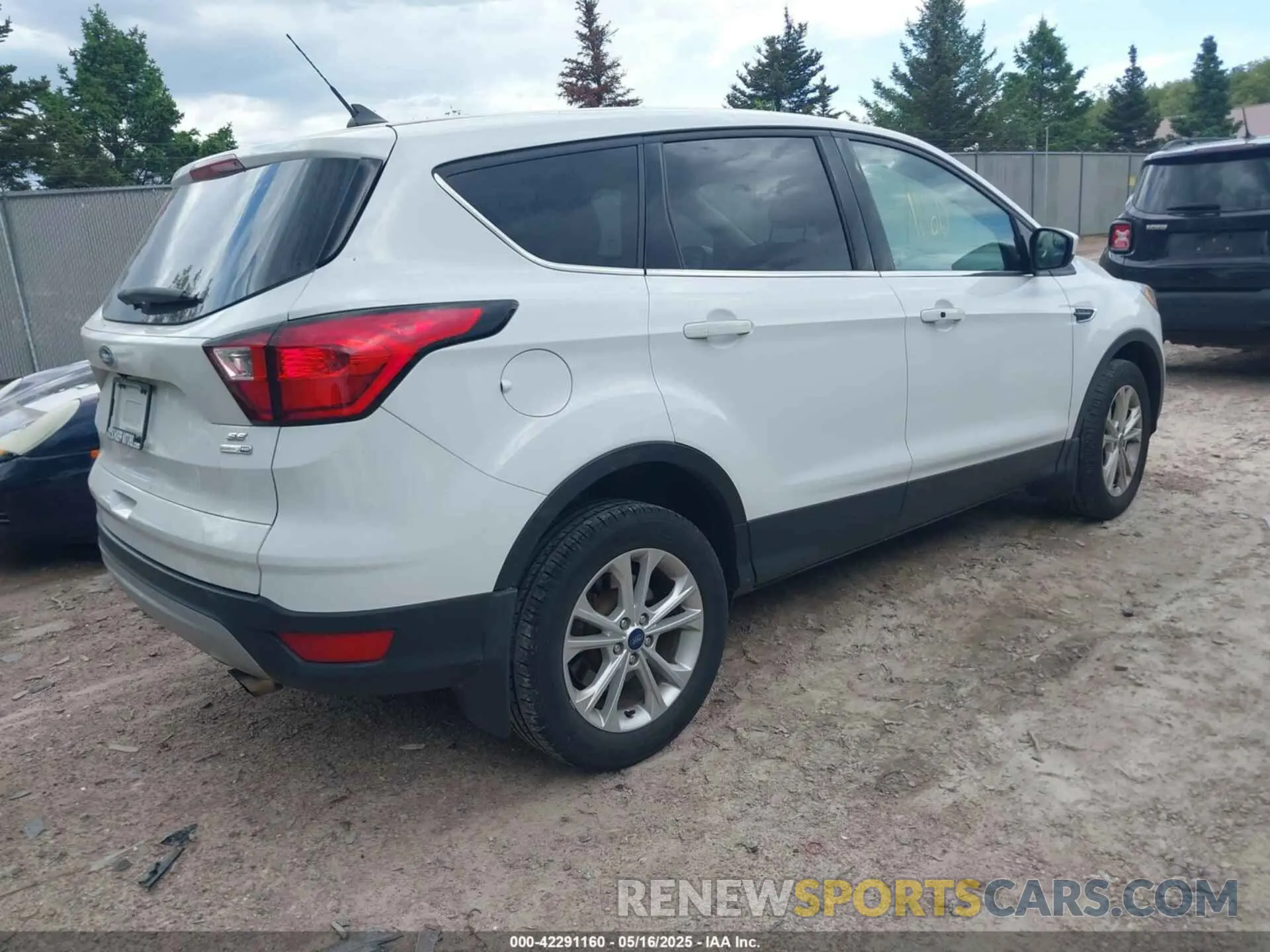4 Photograph of a damaged car 1FMCU9GD4KUB31356 FORD ESCAPE 2019