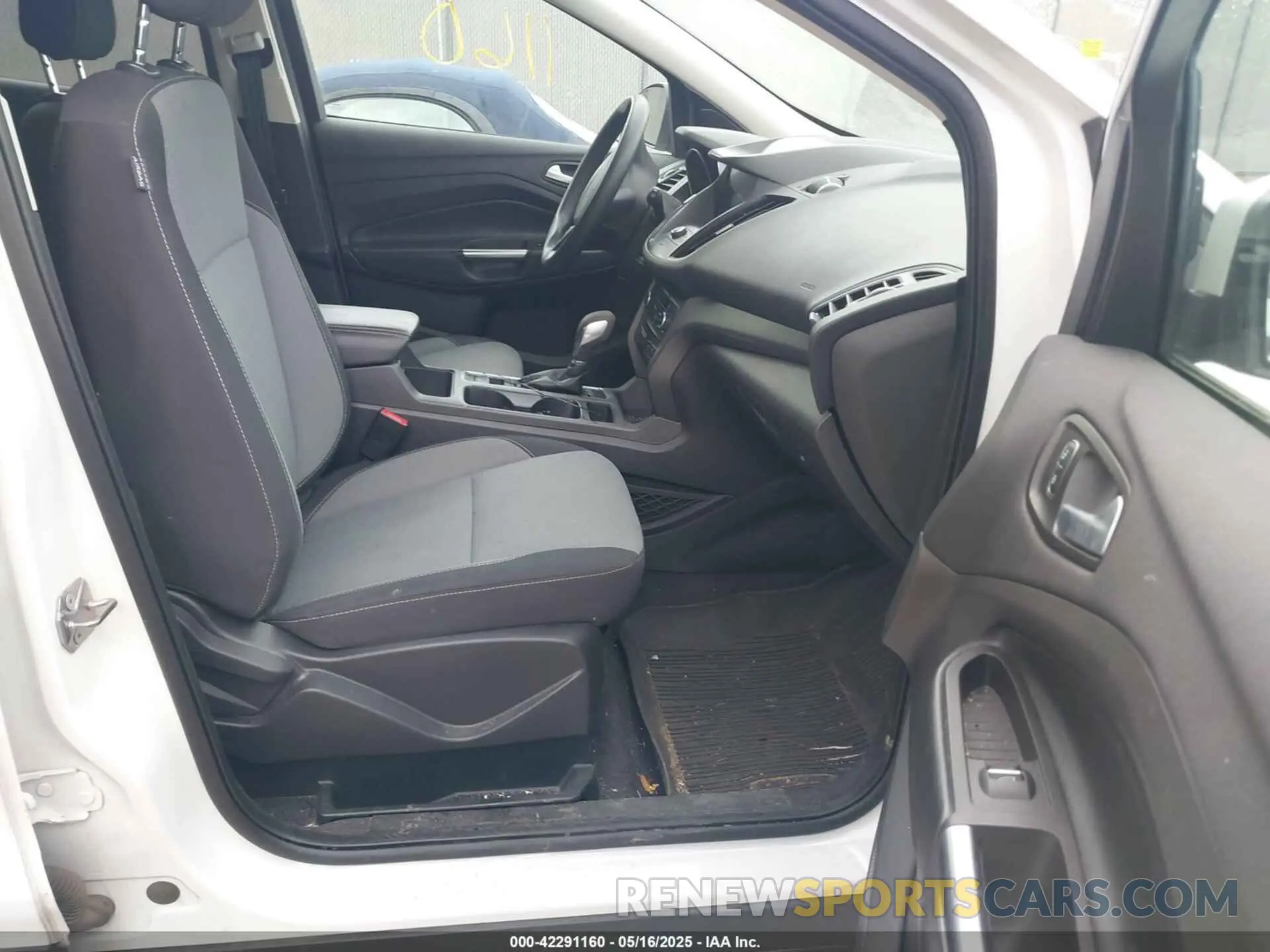 5 Photograph of a damaged car 1FMCU9GD4KUB31356 FORD ESCAPE 2019