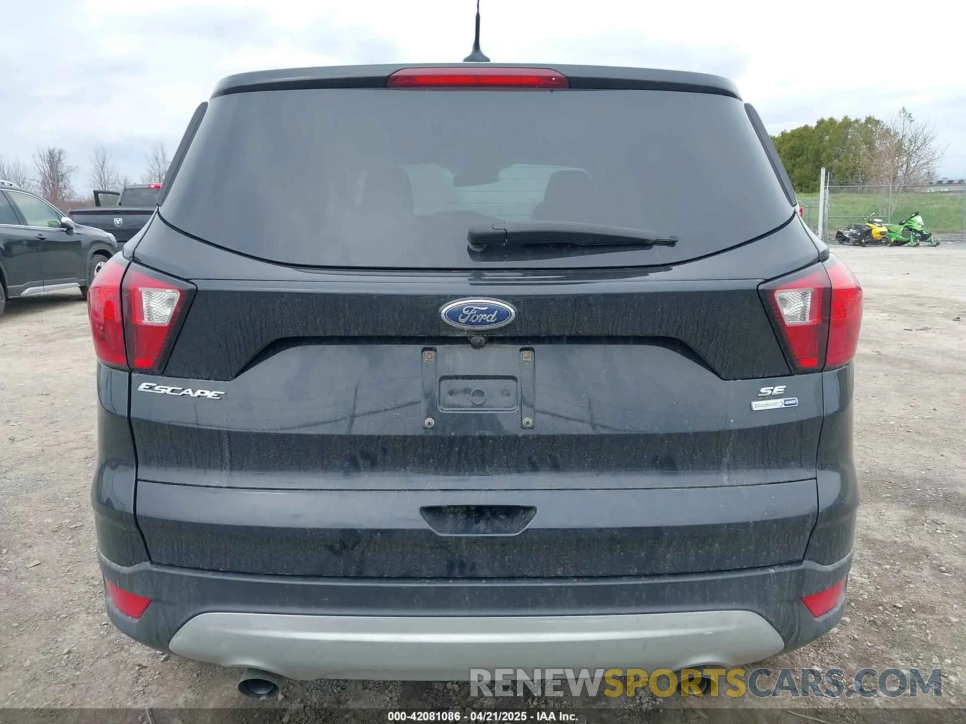 17 Photograph of a damaged car 1FMCU9GD4KUB44754 FORD ESCAPE 2019