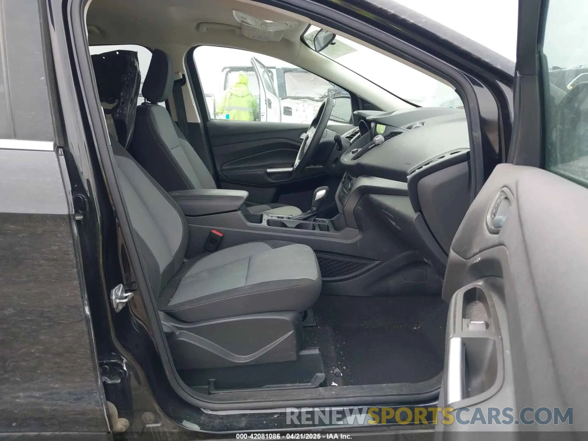 5 Photograph of a damaged car 1FMCU9GD4KUB44754 FORD ESCAPE 2019