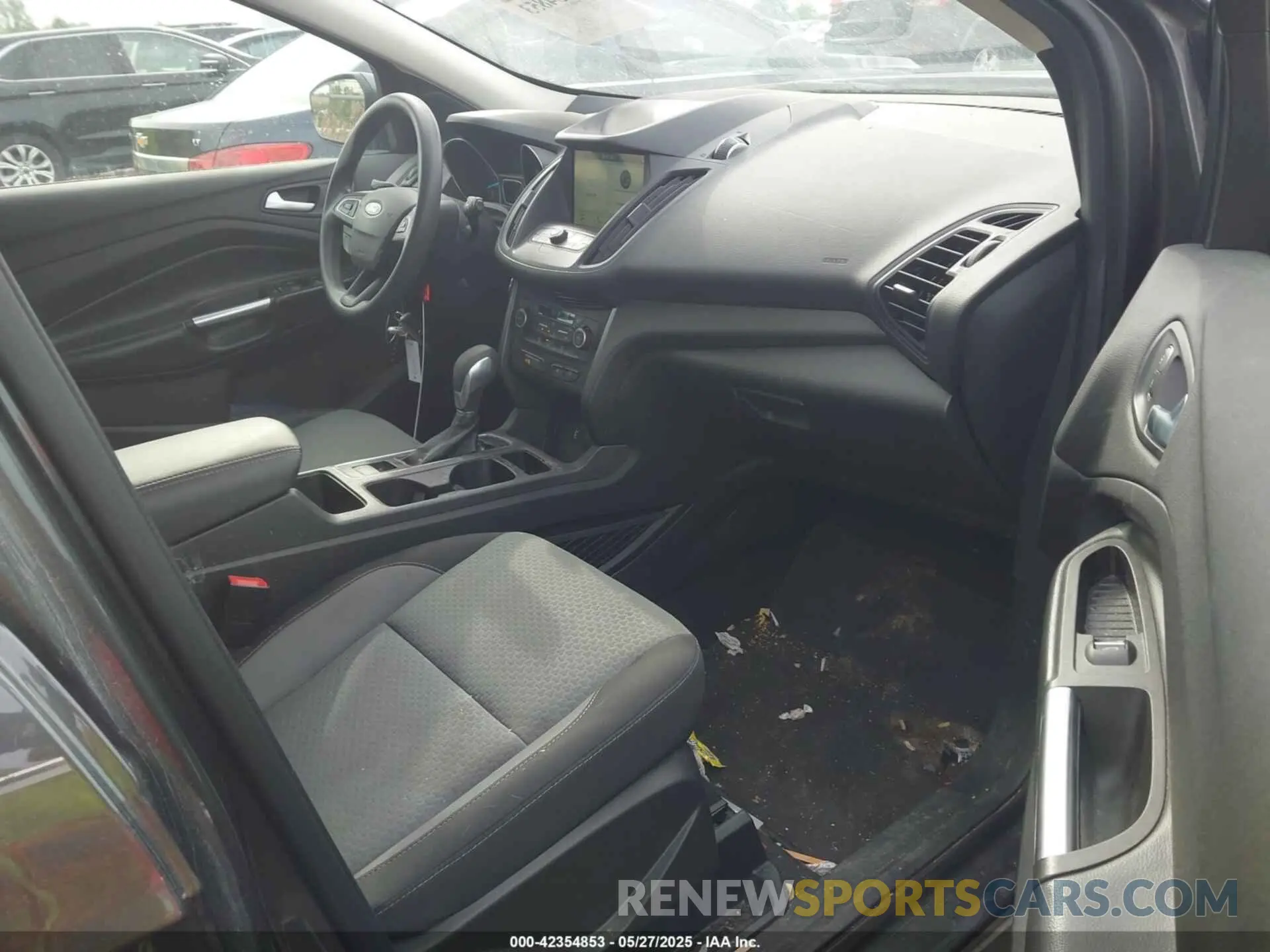 5 Photograph of a damaged car 1FMCU9GD4KUC00465 FORD ESCAPE 2019