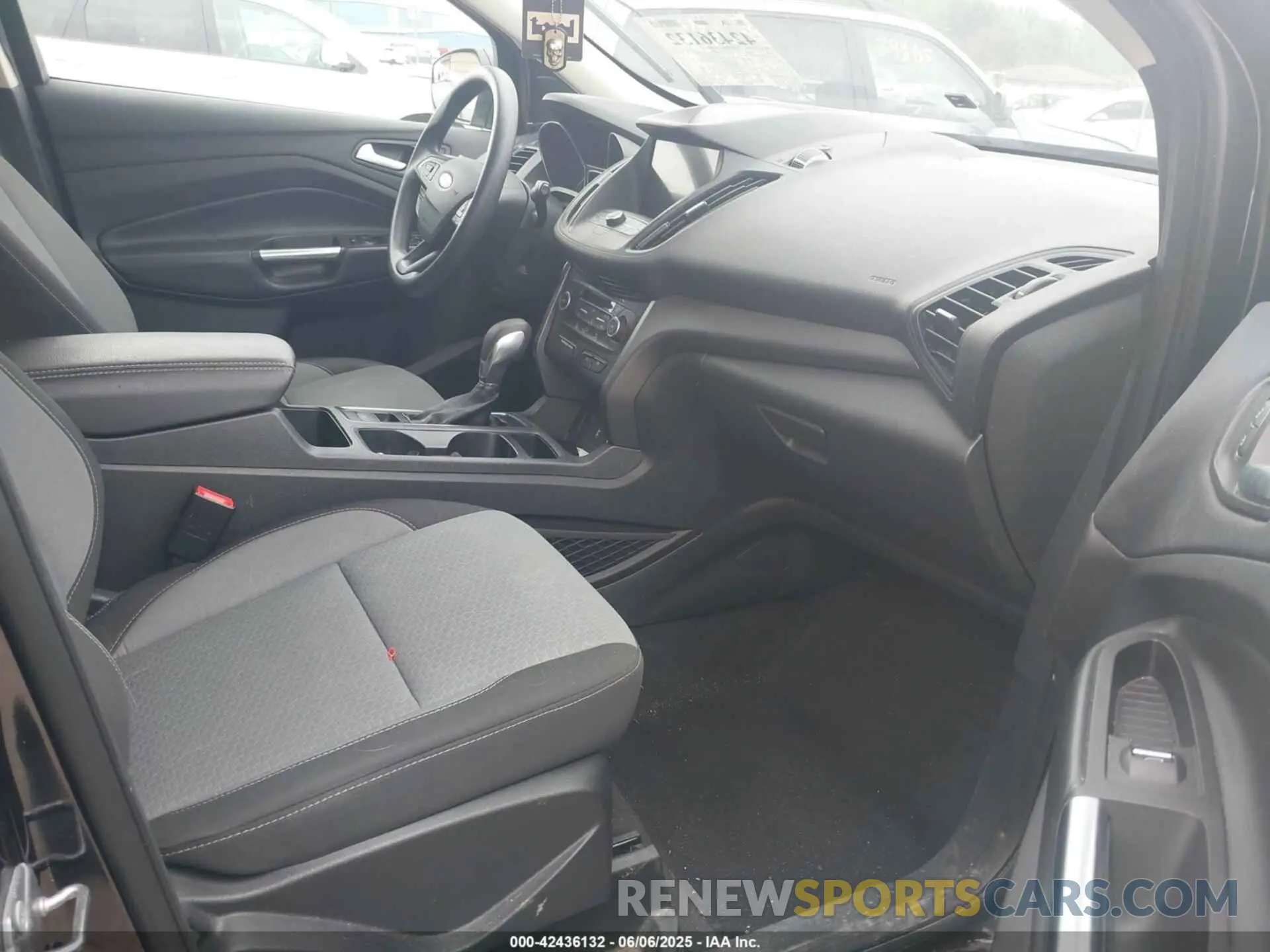 5 Photograph of a damaged car 1FMCU9GD5KUB37179 FORD ESCAPE 2019