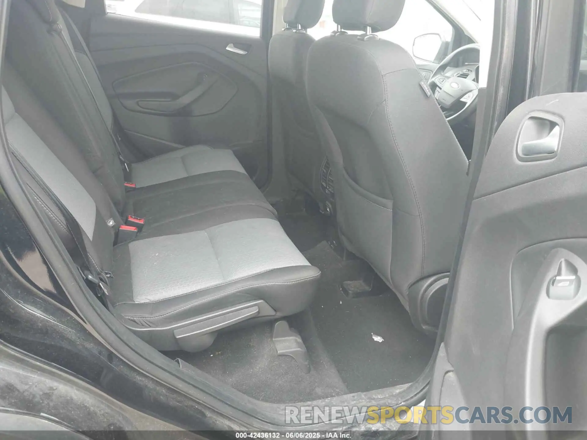 8 Photograph of a damaged car 1FMCU9GD5KUB37179 FORD ESCAPE 2019