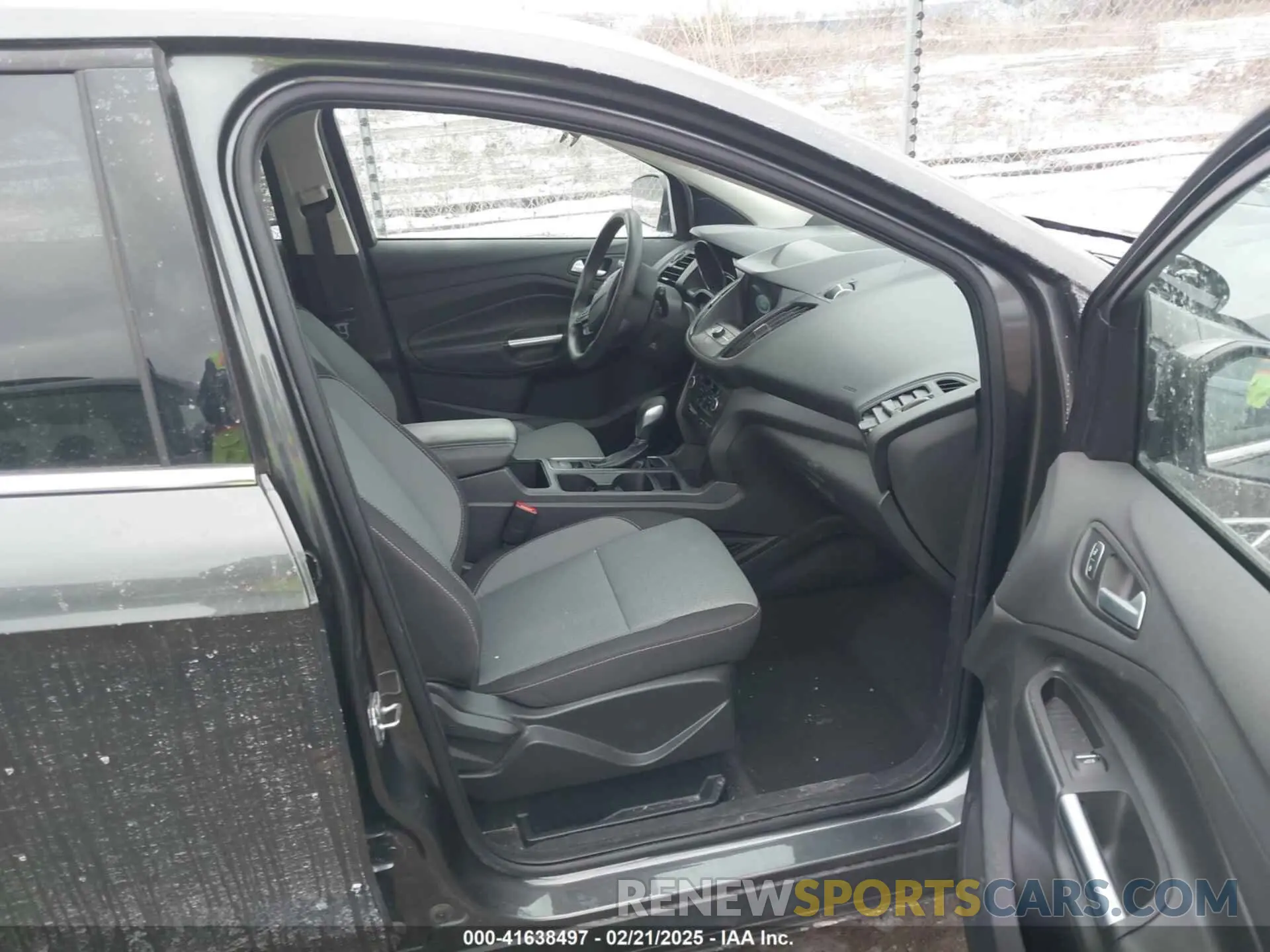5 Photograph of a damaged car 1FMCU9GD5KUB38428 FORD ESCAPE 2019