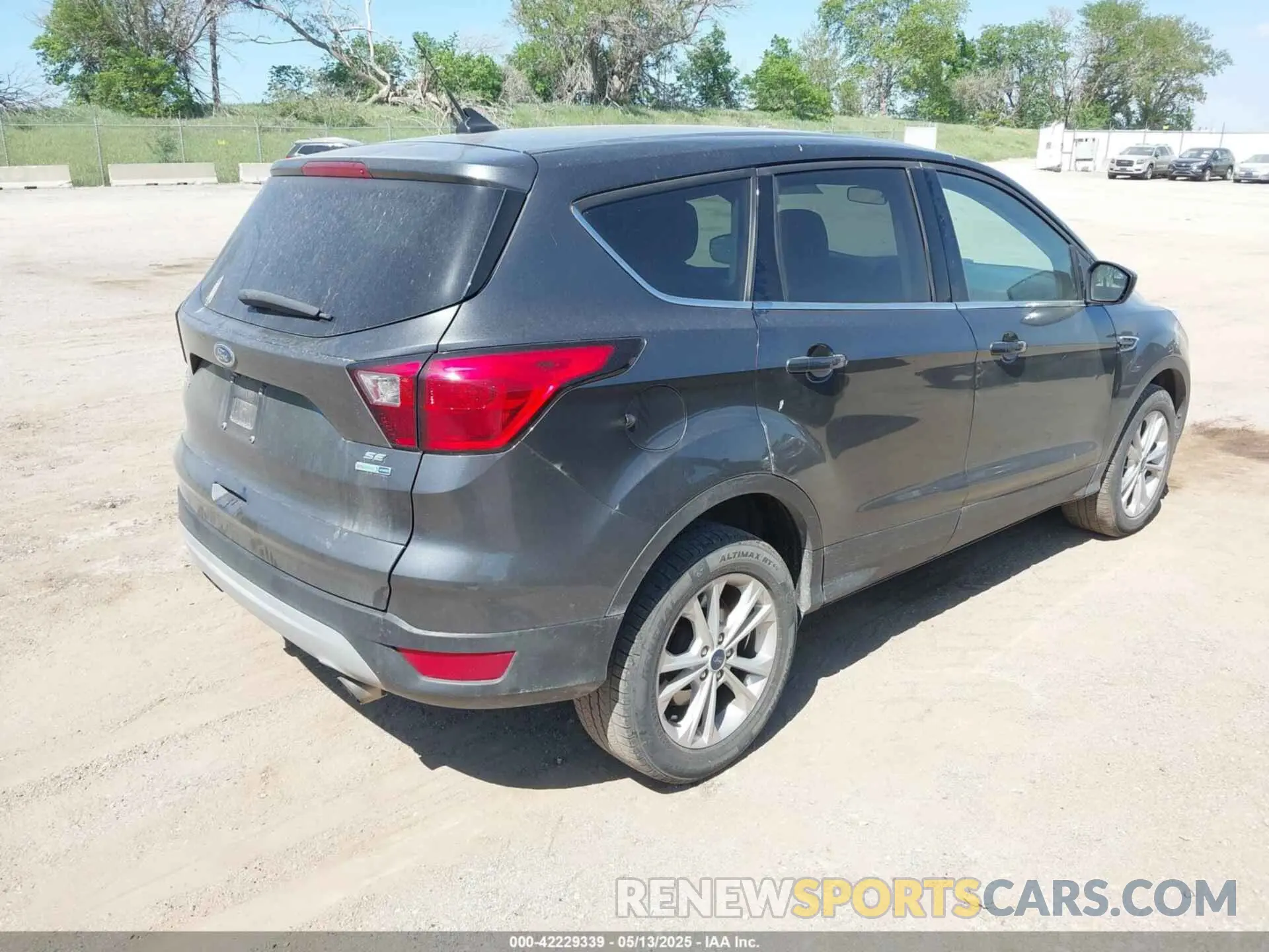 4 Photograph of a damaged car 1FMCU9GD5KUC09711 FORD ESCAPE 2019