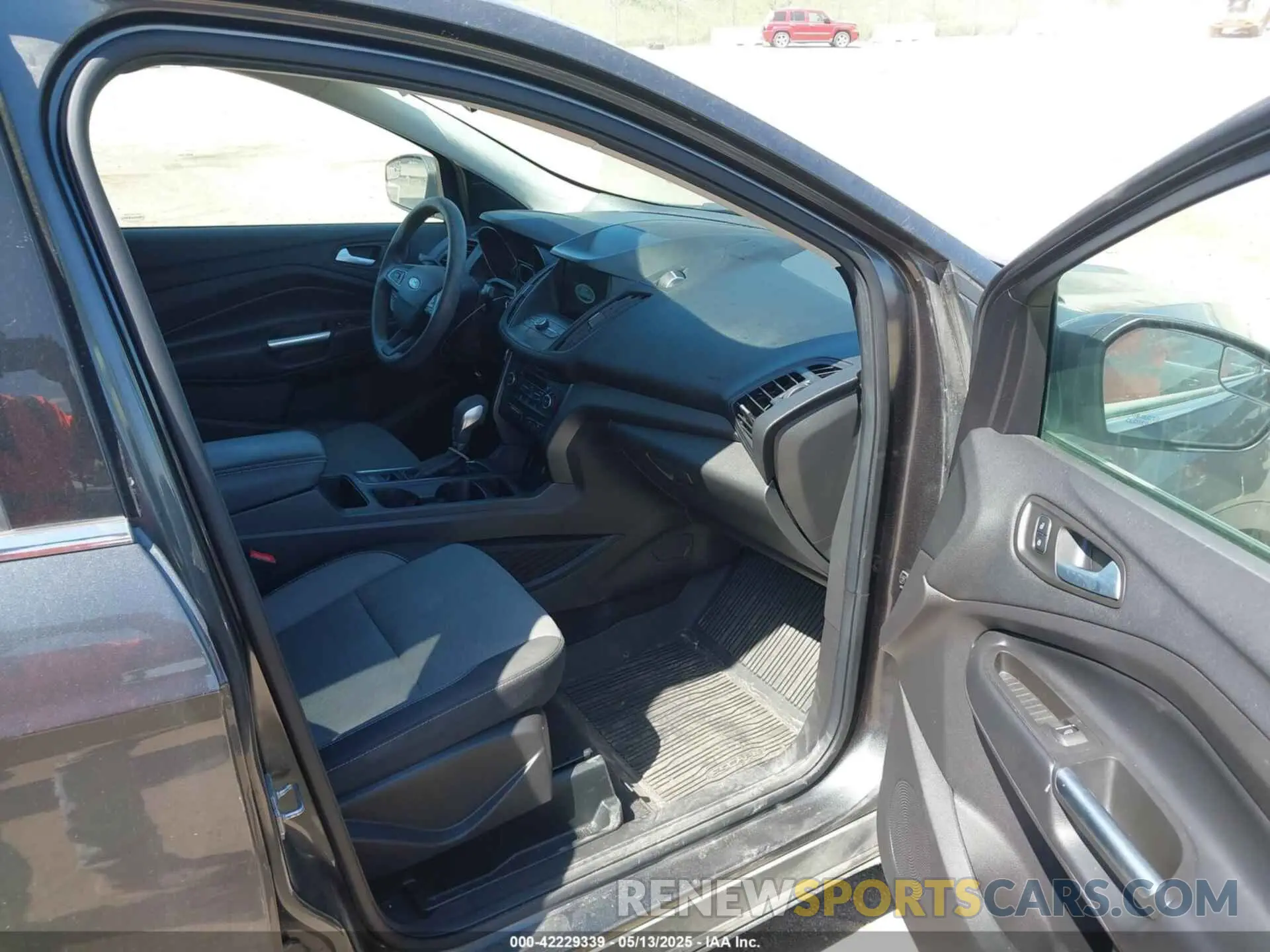 5 Photograph of a damaged car 1FMCU9GD5KUC09711 FORD ESCAPE 2019