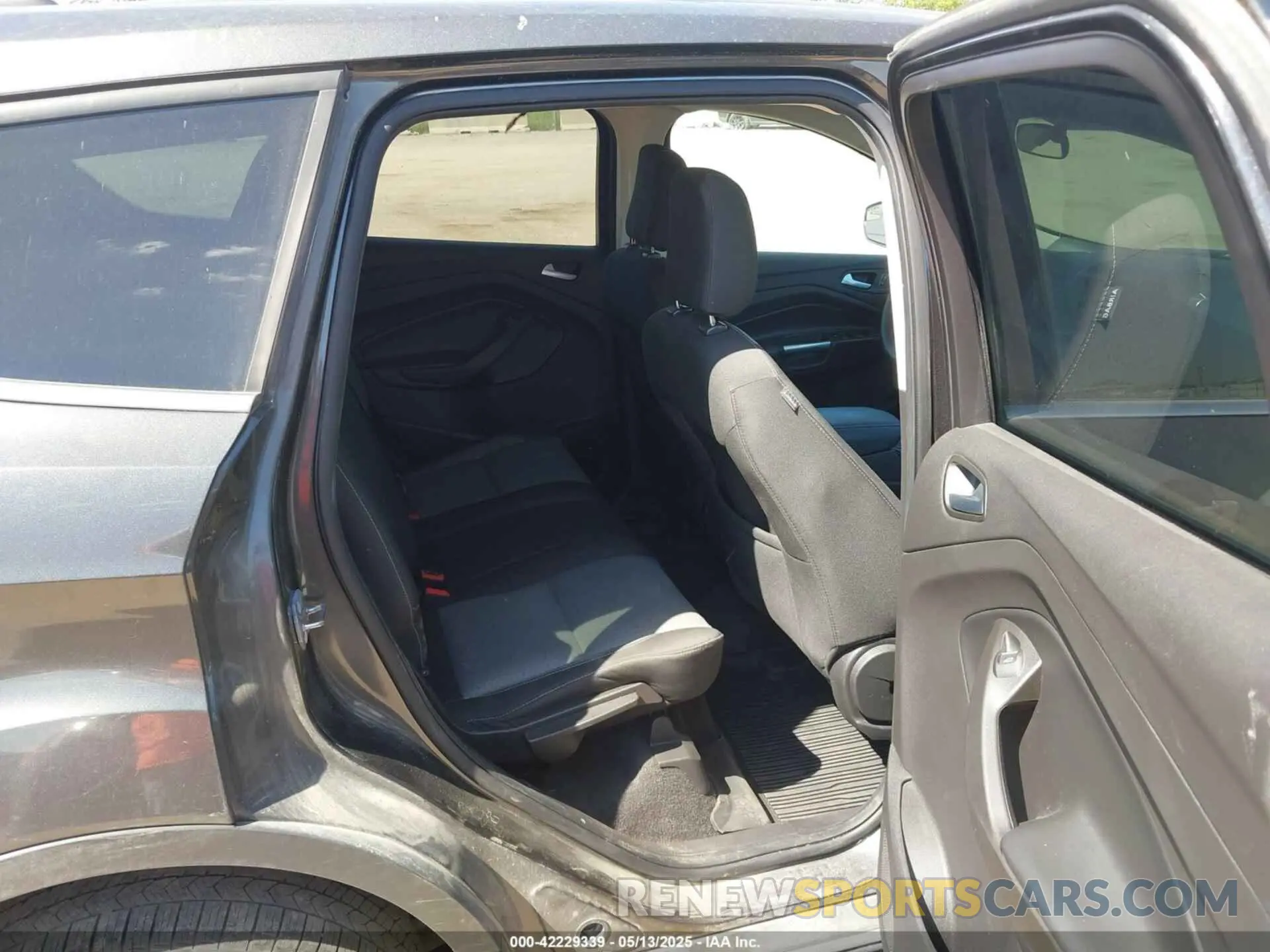 8 Photograph of a damaged car 1FMCU9GD5KUC09711 FORD ESCAPE 2019