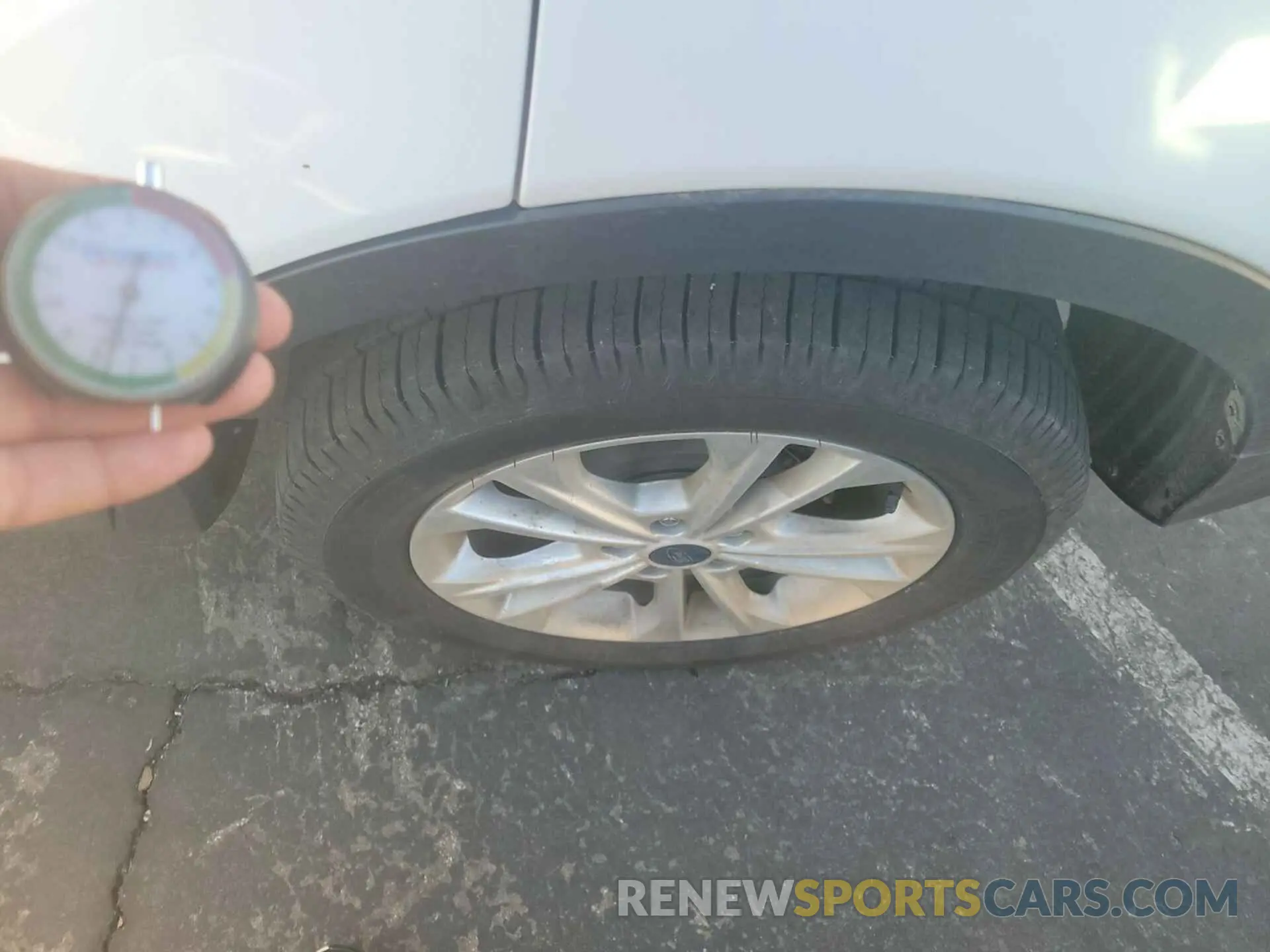 4 Photograph of a damaged car 1FMCU9GD5KUC37024 FORD ESCAPE 2019
