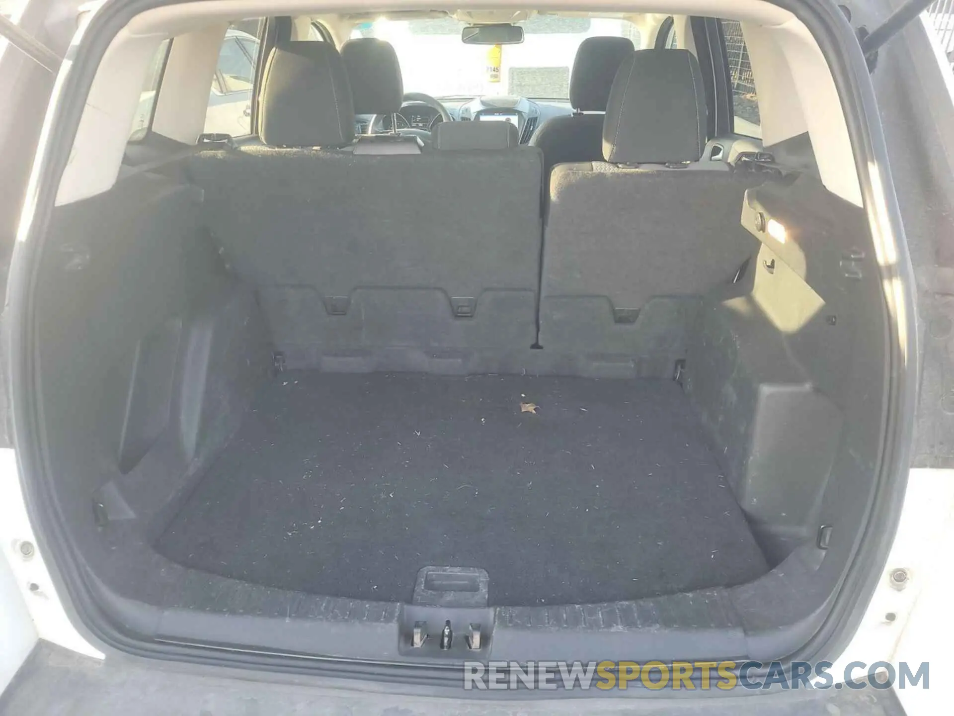 5 Photograph of a damaged car 1FMCU9GD5KUC37024 FORD ESCAPE 2019
