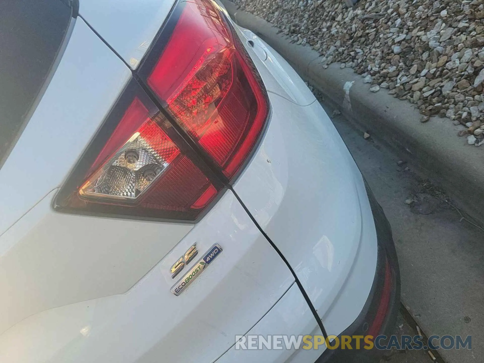 6 Photograph of a damaged car 1FMCU9GD5KUC37024 FORD ESCAPE 2019