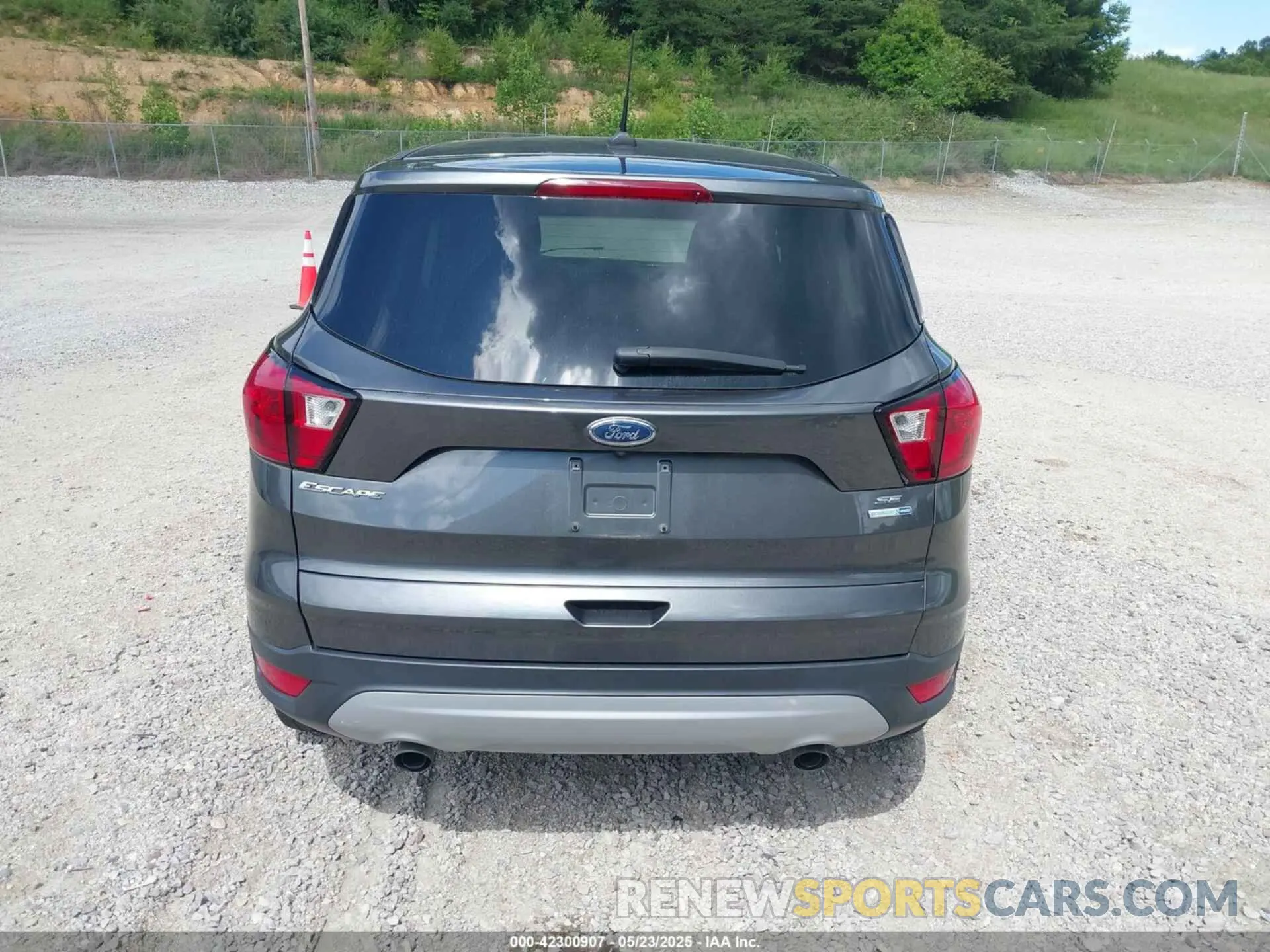 17 Photograph of a damaged car 1FMCU9GD6KUA32411 FORD ESCAPE 2019