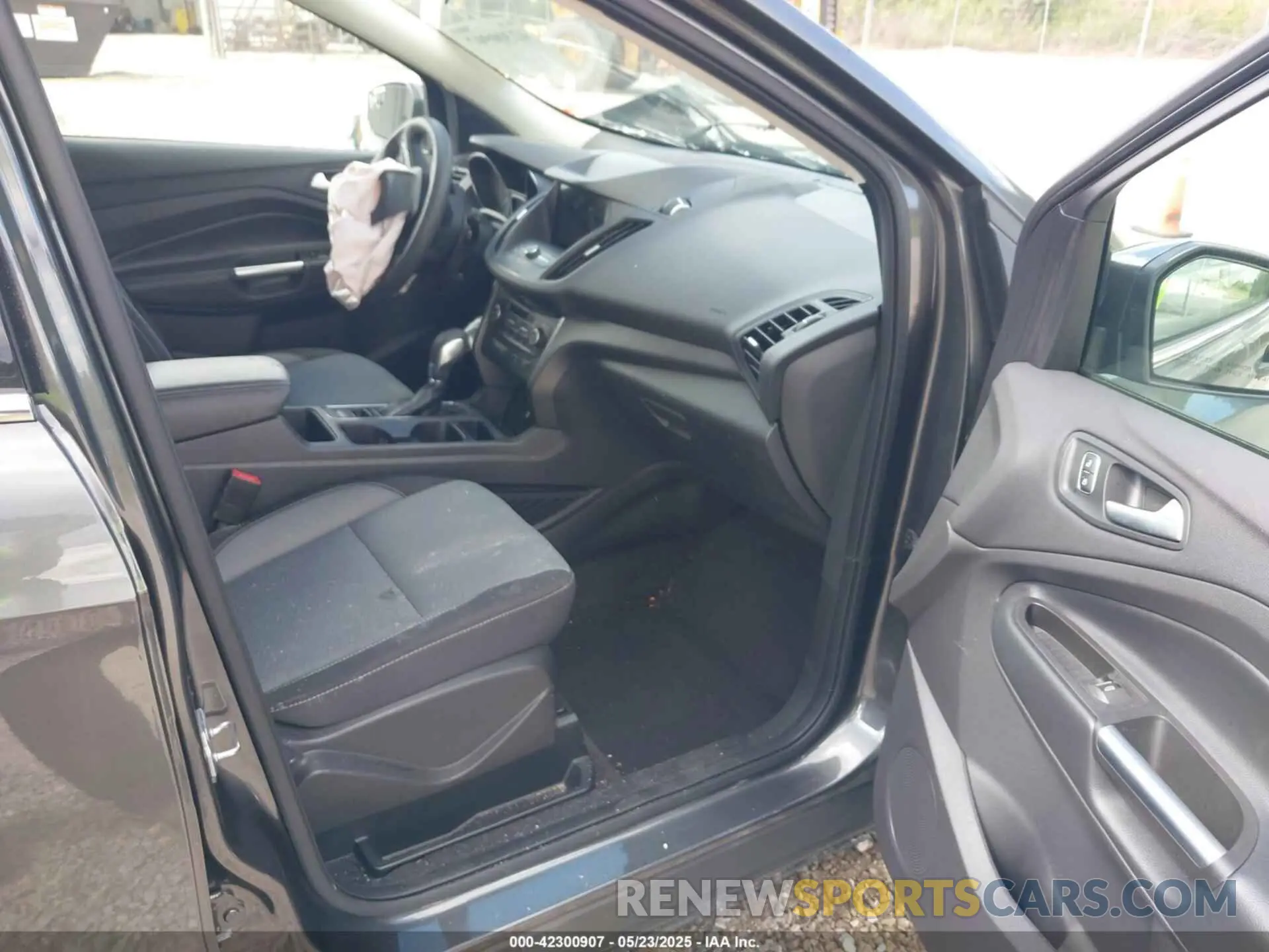 5 Photograph of a damaged car 1FMCU9GD6KUA32411 FORD ESCAPE 2019