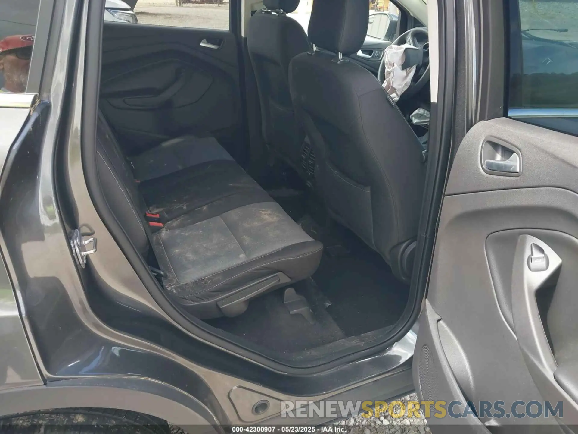 8 Photograph of a damaged car 1FMCU9GD6KUA32411 FORD ESCAPE 2019