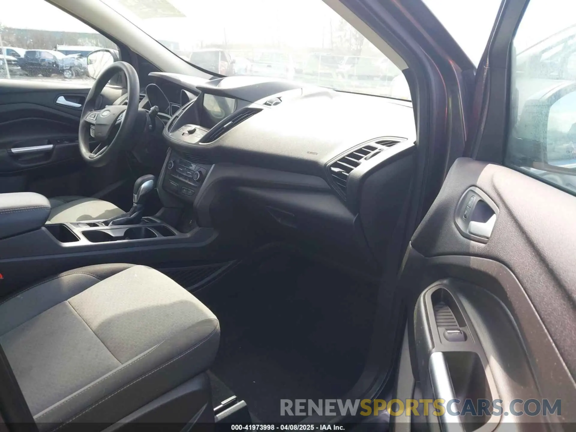 5 Photograph of a damaged car 1FMCU9GD7KUA00132 FORD ESCAPE 2019