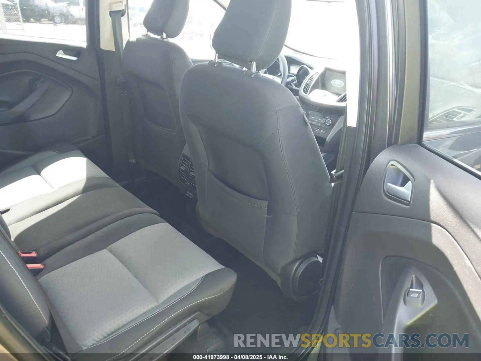 8 Photograph of a damaged car 1FMCU9GD7KUA00132 FORD ESCAPE 2019