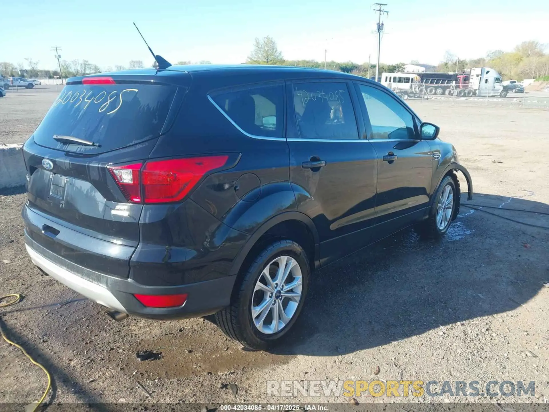 4 Photograph of a damaged car 1FMCU9GD7KUA91516 FORD ESCAPE 2019