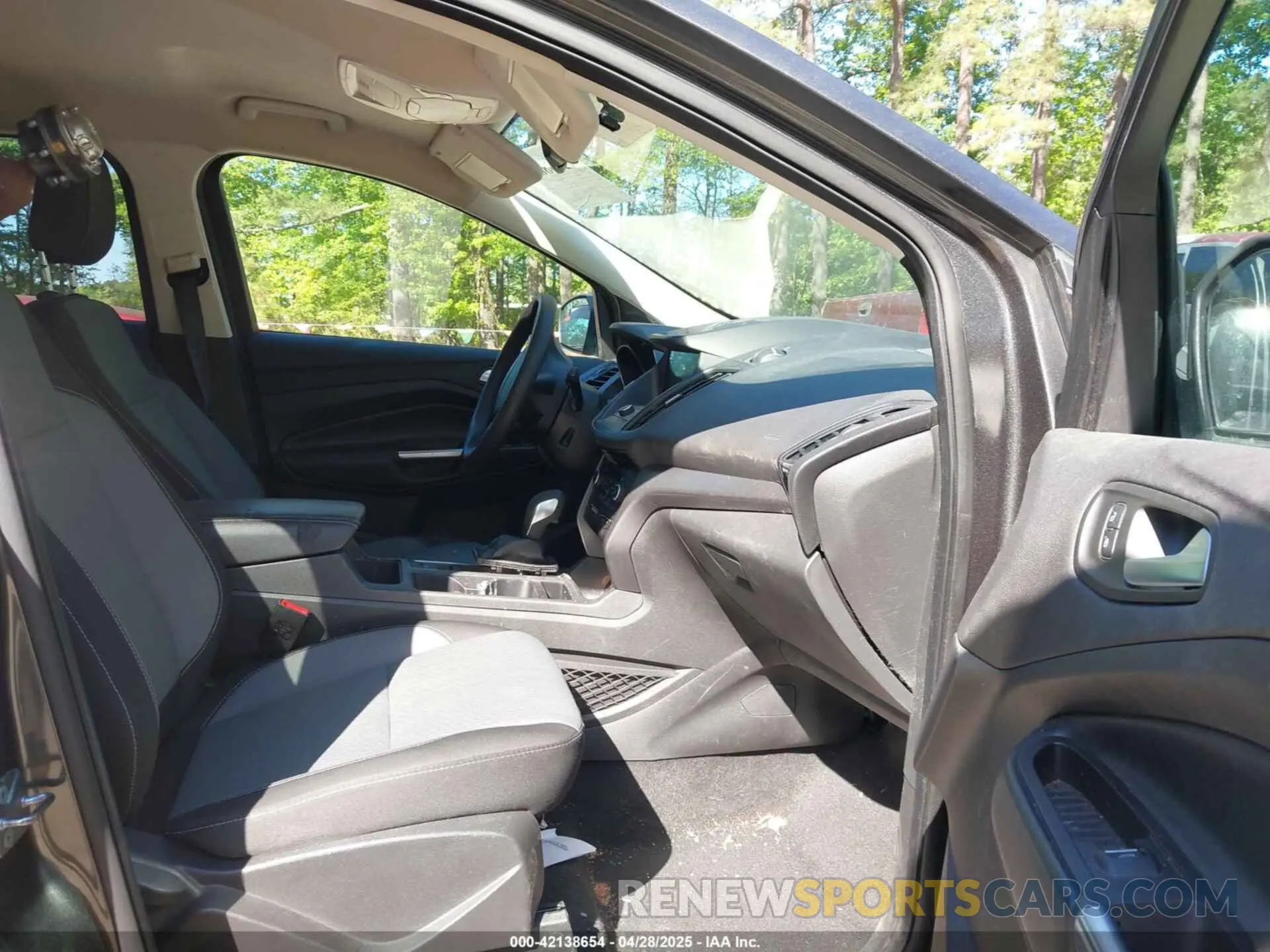5 Photograph of a damaged car 1FMCU9GD7KUB23316 FORD ESCAPE 2019