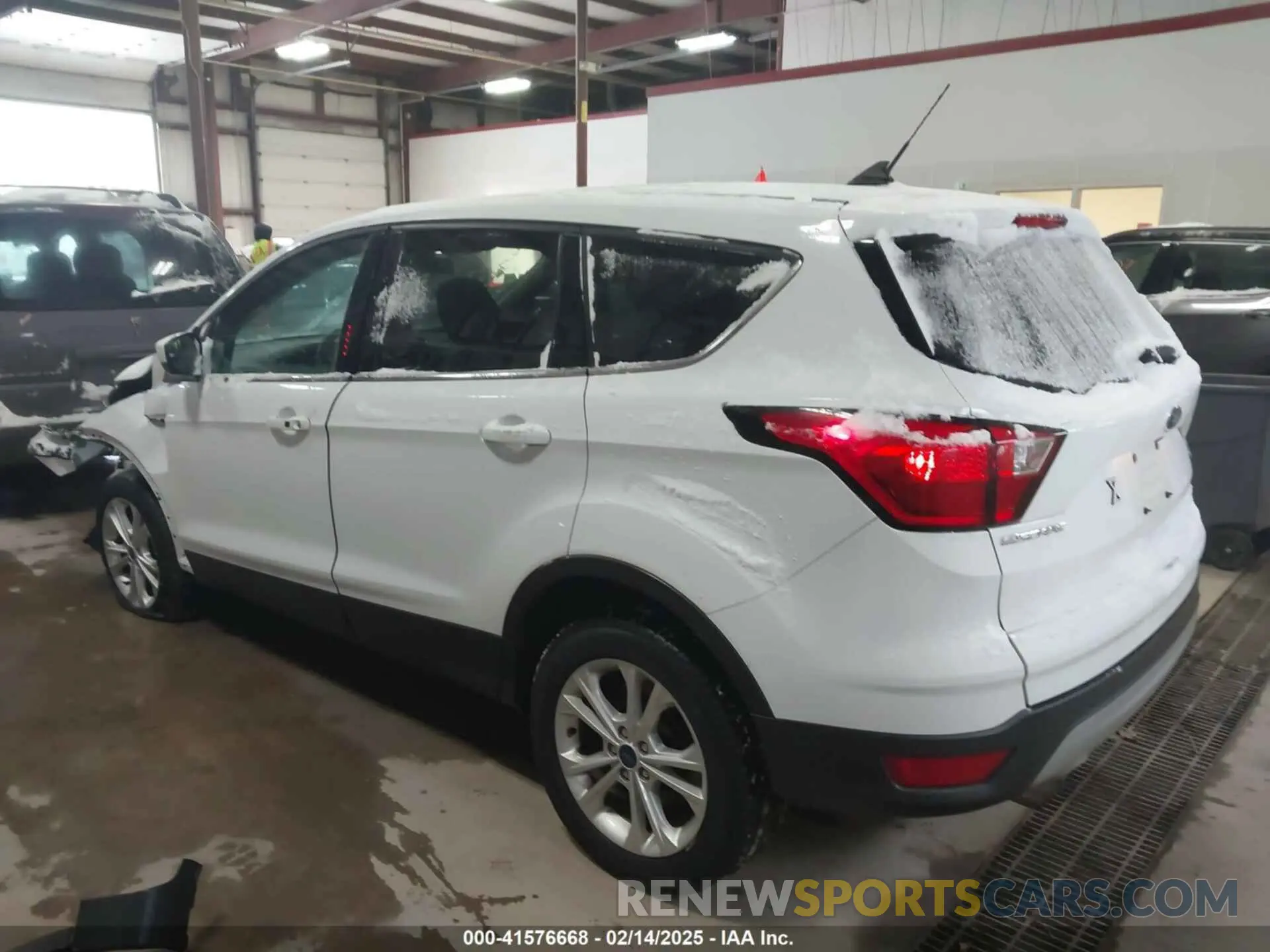 3 Photograph of a damaged car 1FMCU9GD7KUC34075 FORD ESCAPE 2019