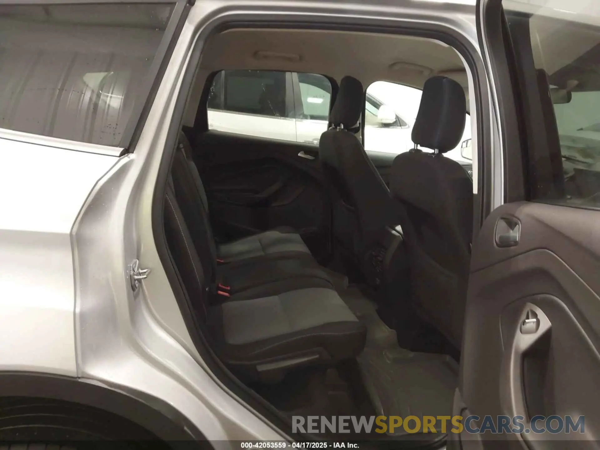 8 Photograph of a damaged car 1FMCU9GD8KUA05257 FORD ESCAPE 2019