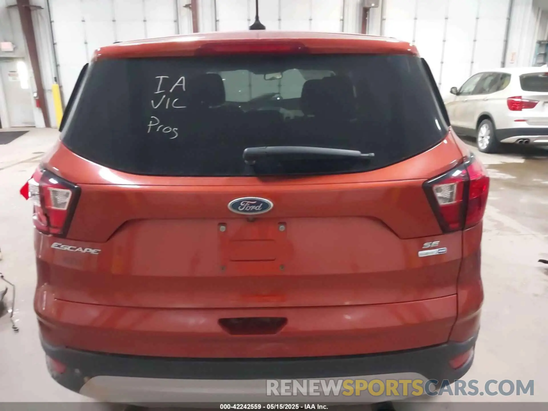 17 Photograph of a damaged car 1FMCU9GD8KUB27830 FORD ESCAPE 2019