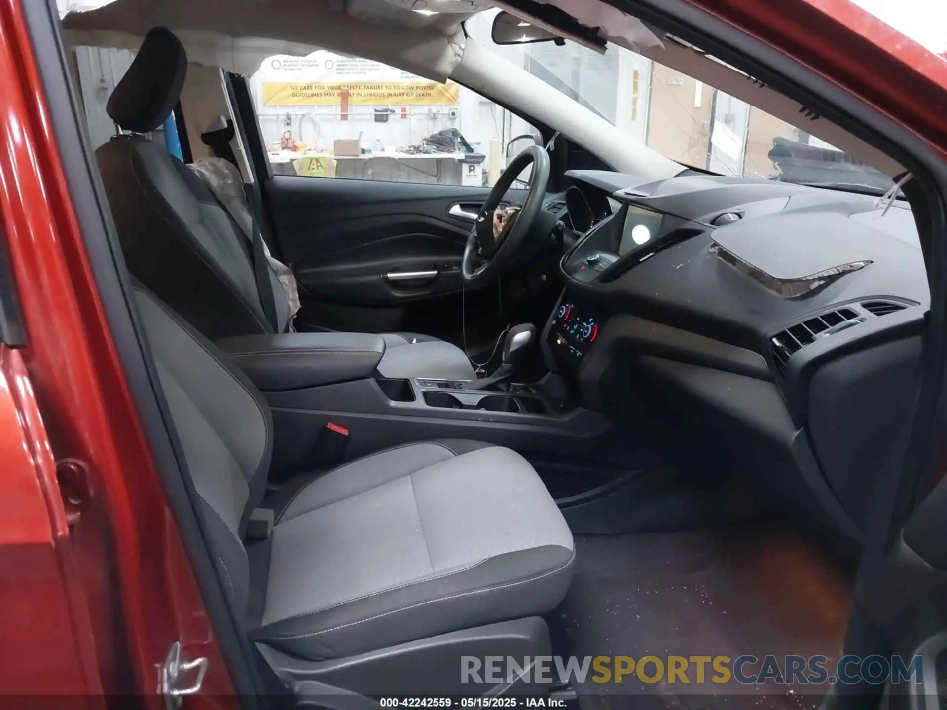 5 Photograph of a damaged car 1FMCU9GD8KUB27830 FORD ESCAPE 2019