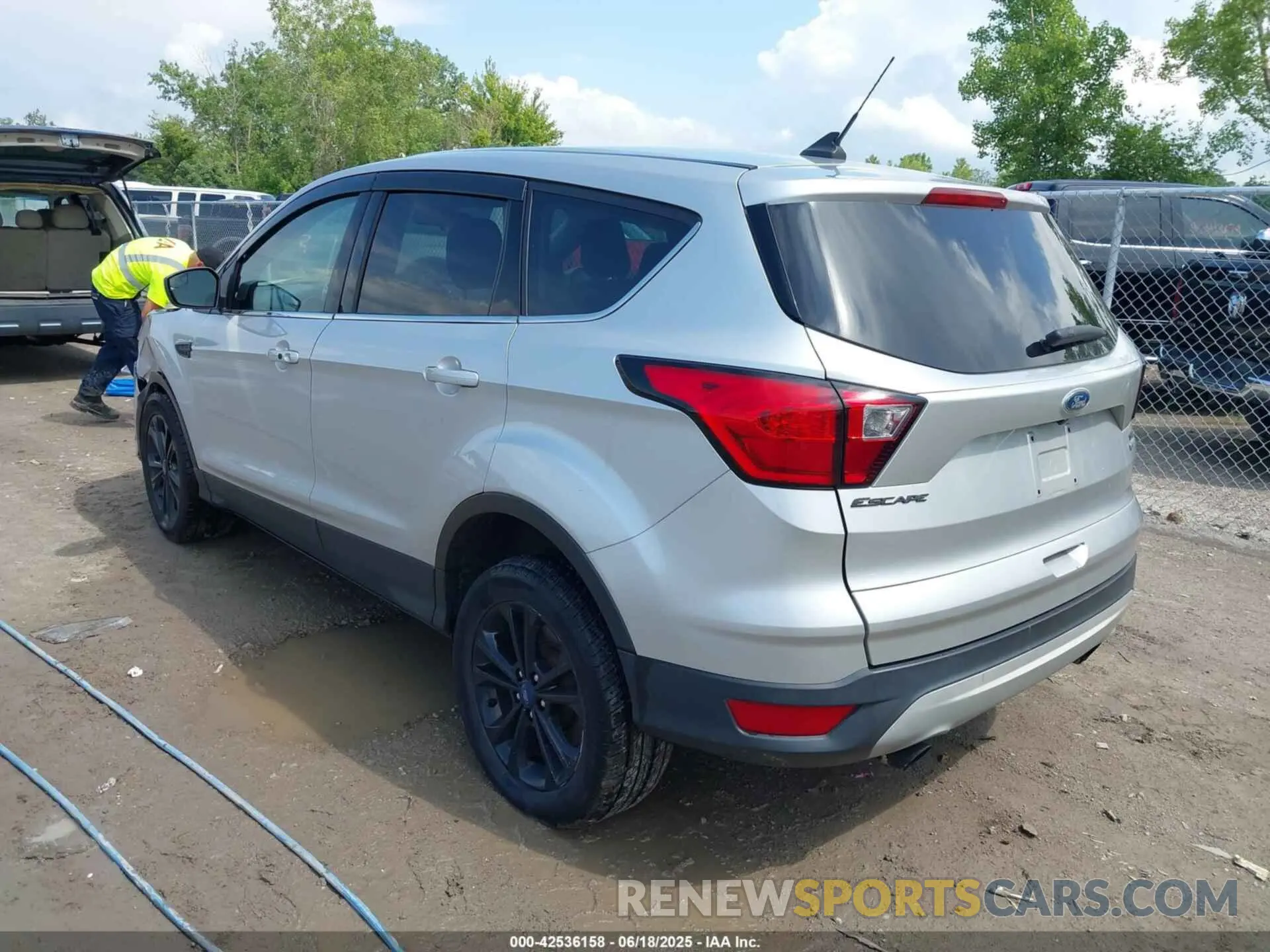 3 Photograph of a damaged car 1FMCU9GD8KUB52436 FORD ESCAPE 2019