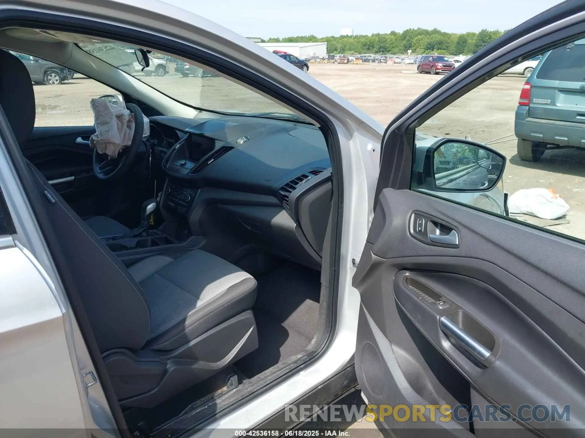 5 Photograph of a damaged car 1FMCU9GD8KUB52436 FORD ESCAPE 2019