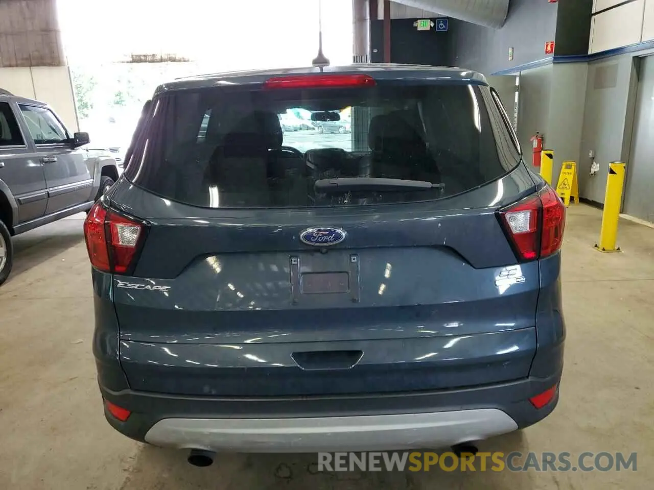 6 Photograph of a damaged car 1FMCU9GD8KUB84044 FORD ESCAPE 2019