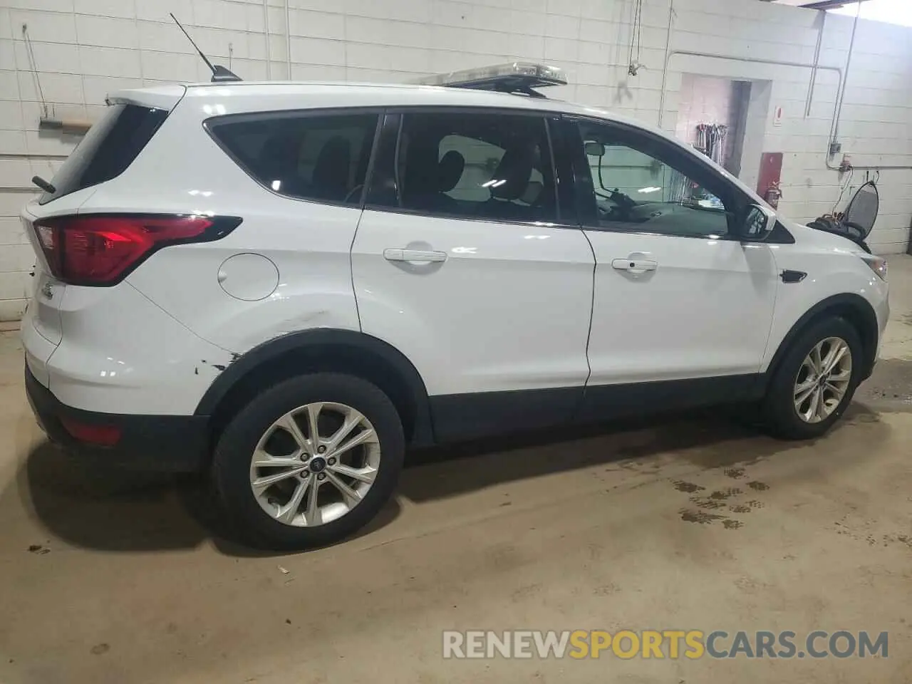 3 Photograph of a damaged car 1FMCU9GD9KUA05798 FORD ESCAPE 2019