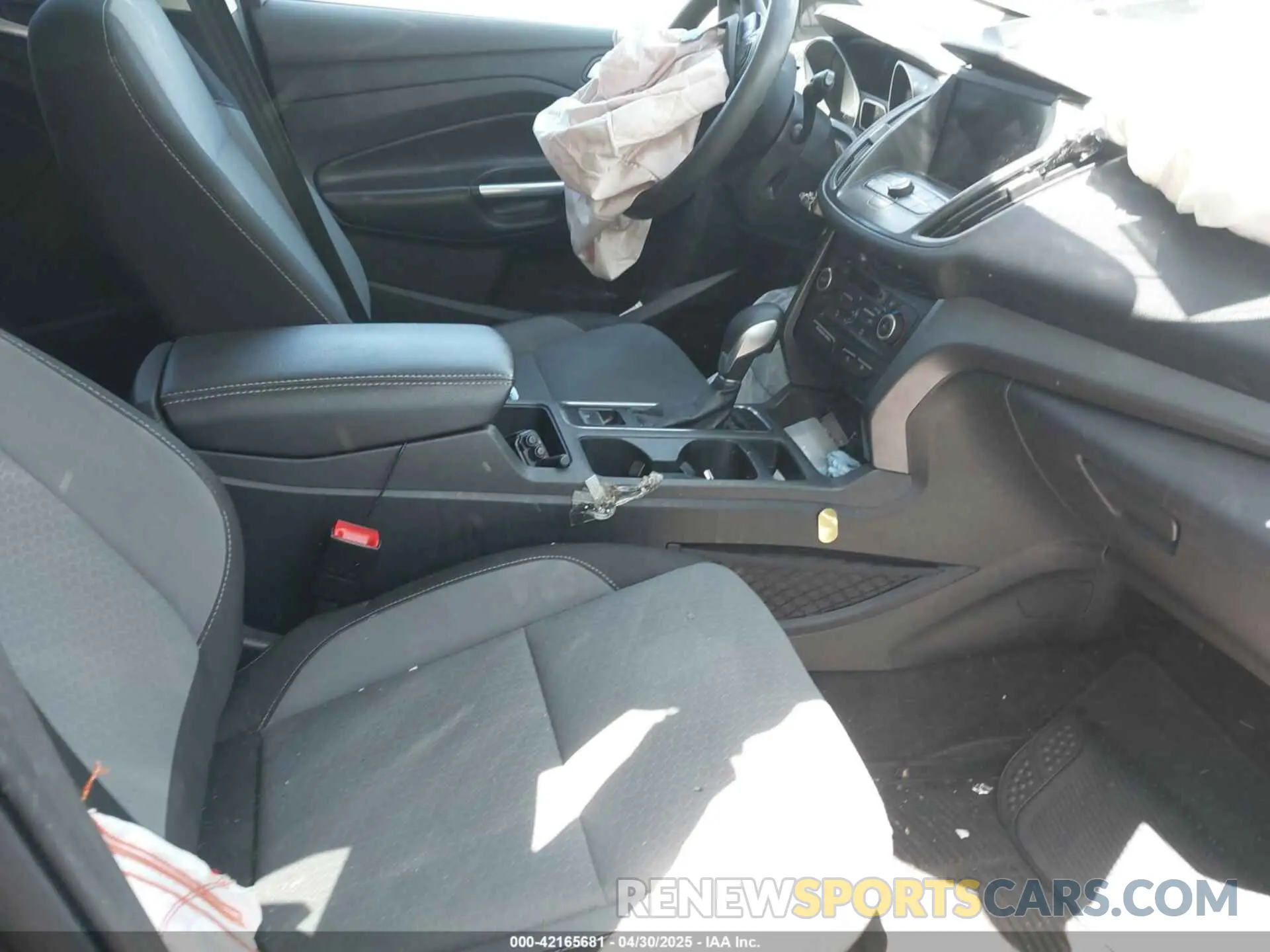 5 Photograph of a damaged car 1FMCU9GD9KUA70330 FORD ESCAPE 2019