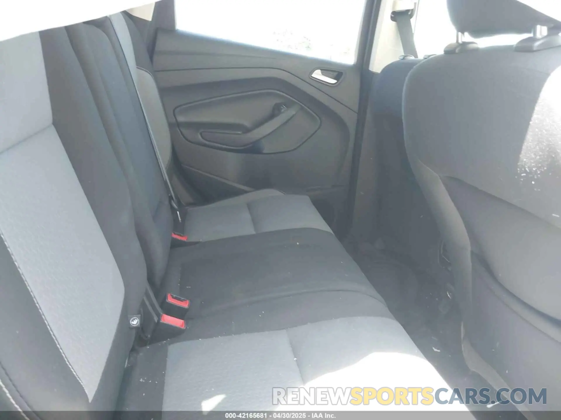 8 Photograph of a damaged car 1FMCU9GD9KUA70330 FORD ESCAPE 2019