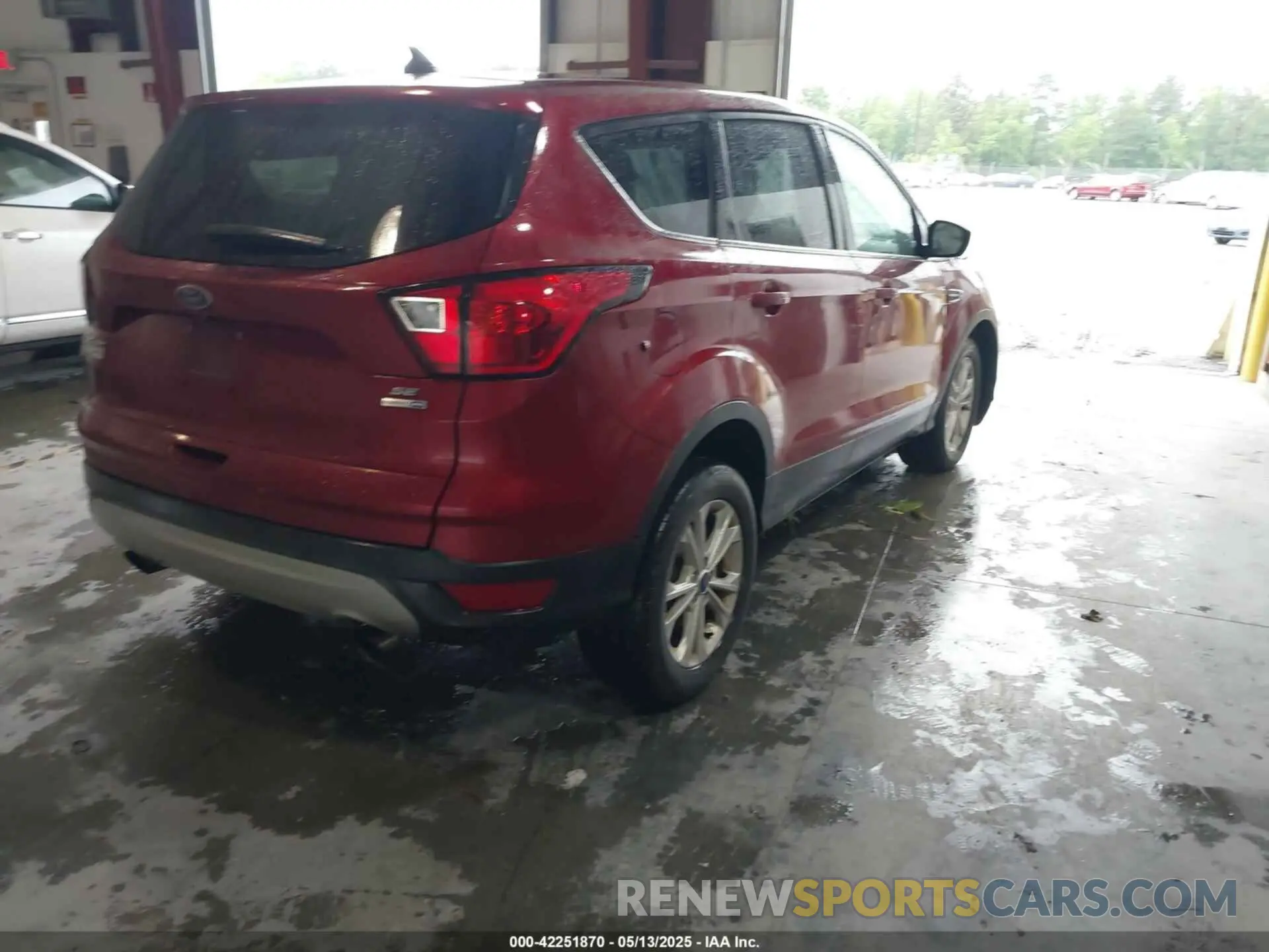 4 Photograph of a damaged car 1FMCU9GD9KUA91470 FORD ESCAPE 2019