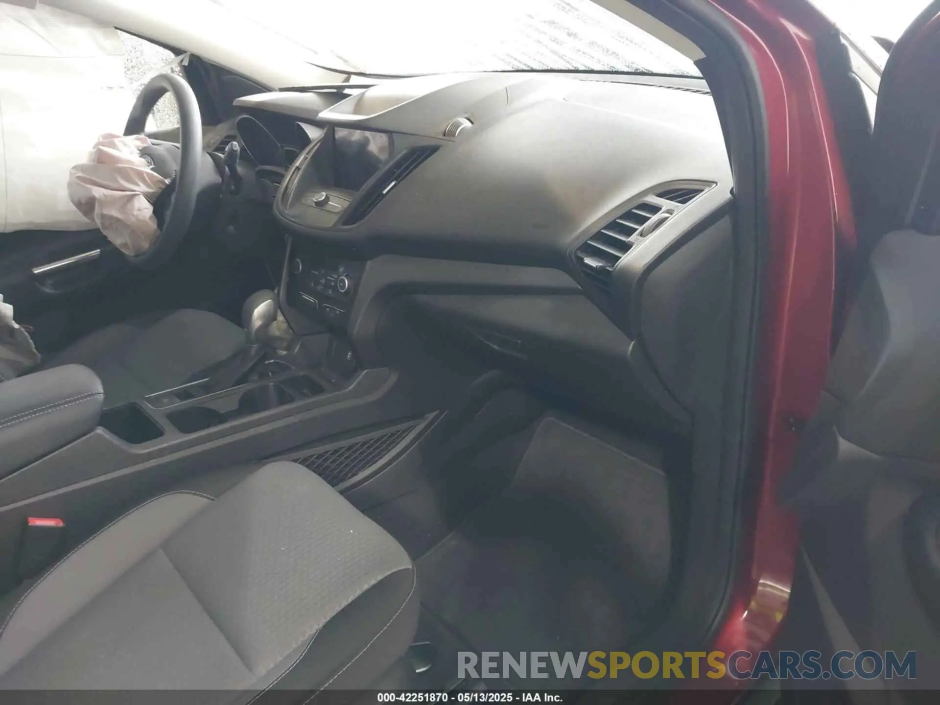 5 Photograph of a damaged car 1FMCU9GD9KUA91470 FORD ESCAPE 2019