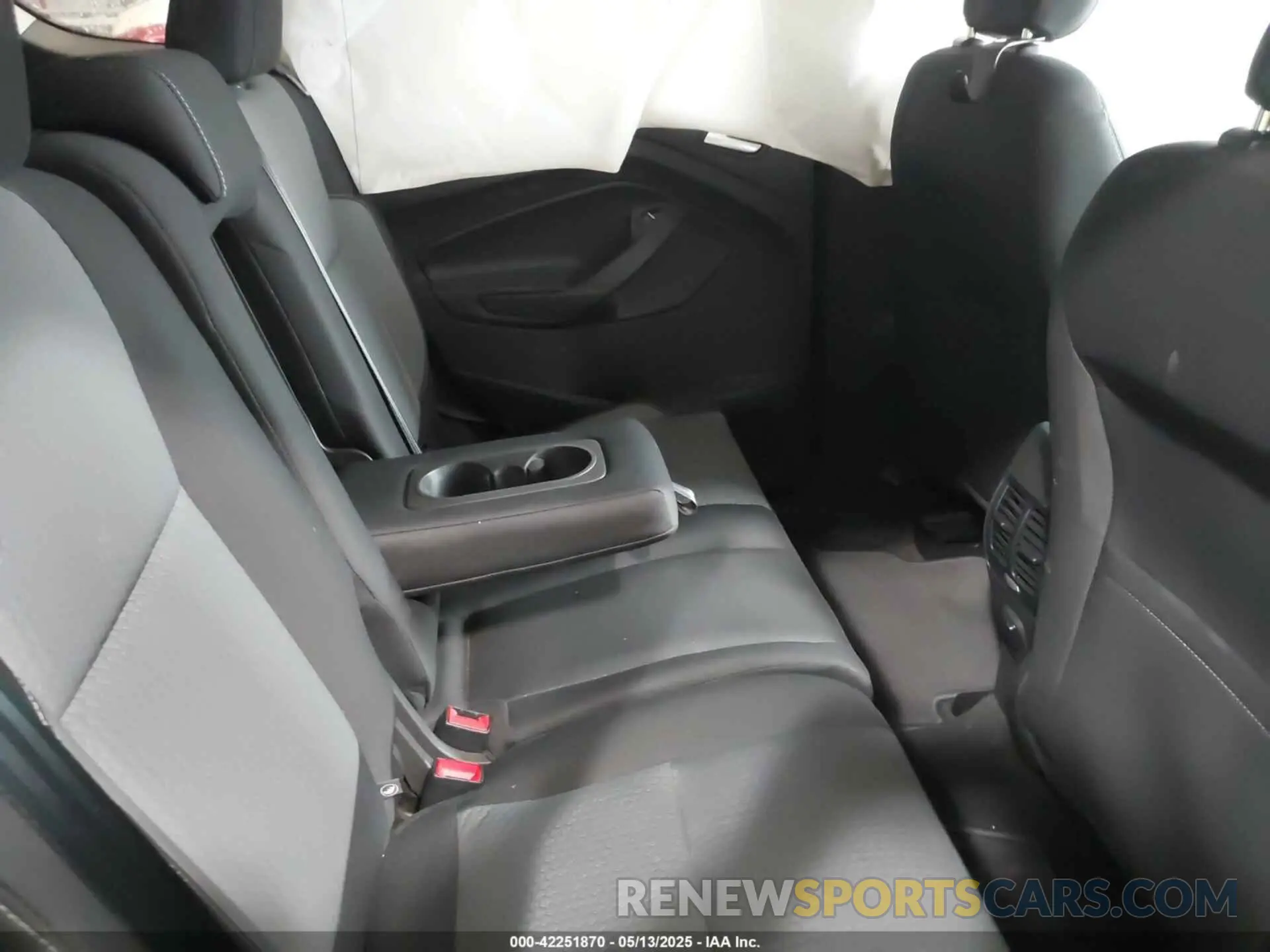 8 Photograph of a damaged car 1FMCU9GD9KUA91470 FORD ESCAPE 2019