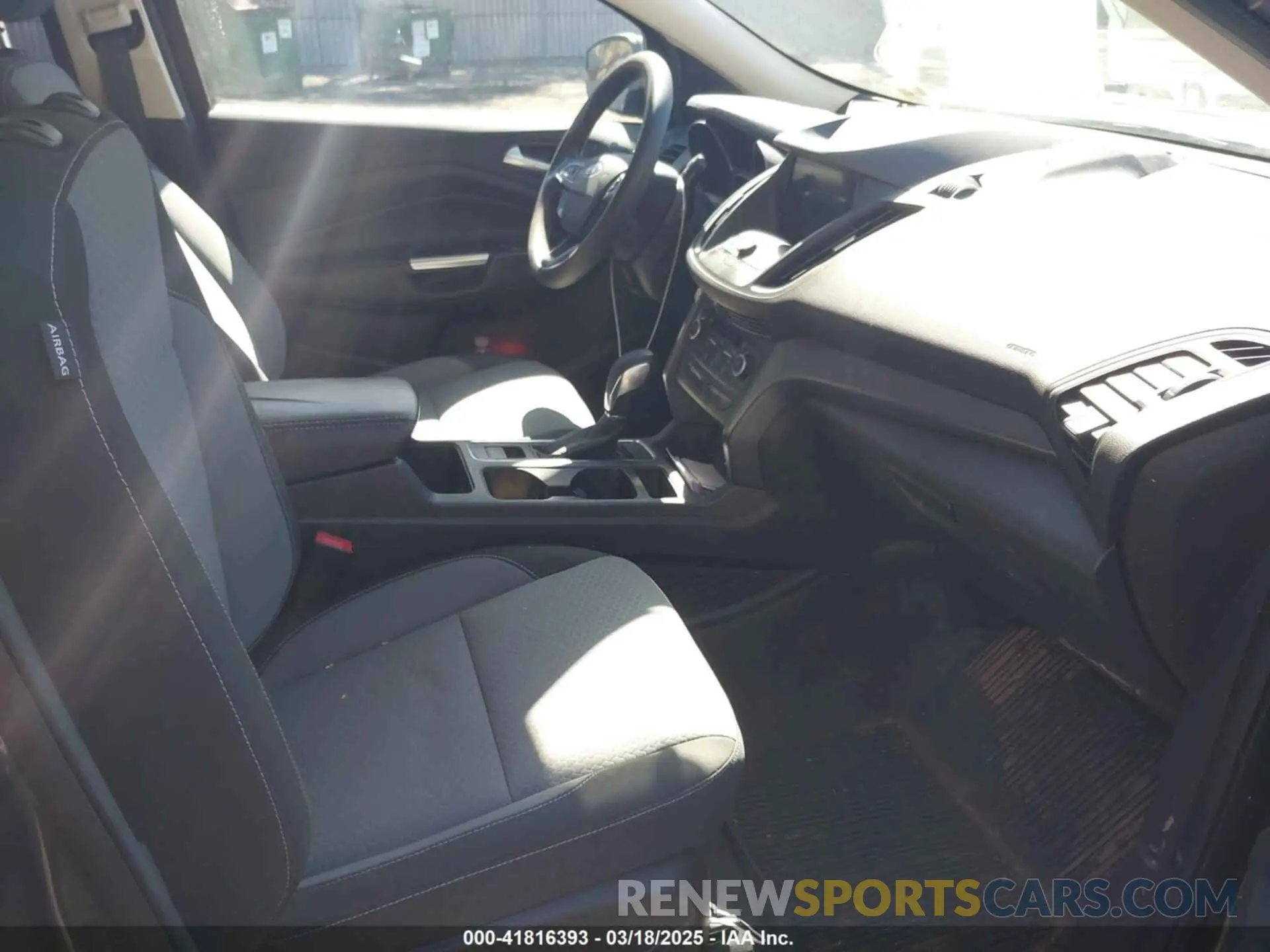 5 Photograph of a damaged car 1FMCU9GD9KUB11314 FORD ESCAPE 2019